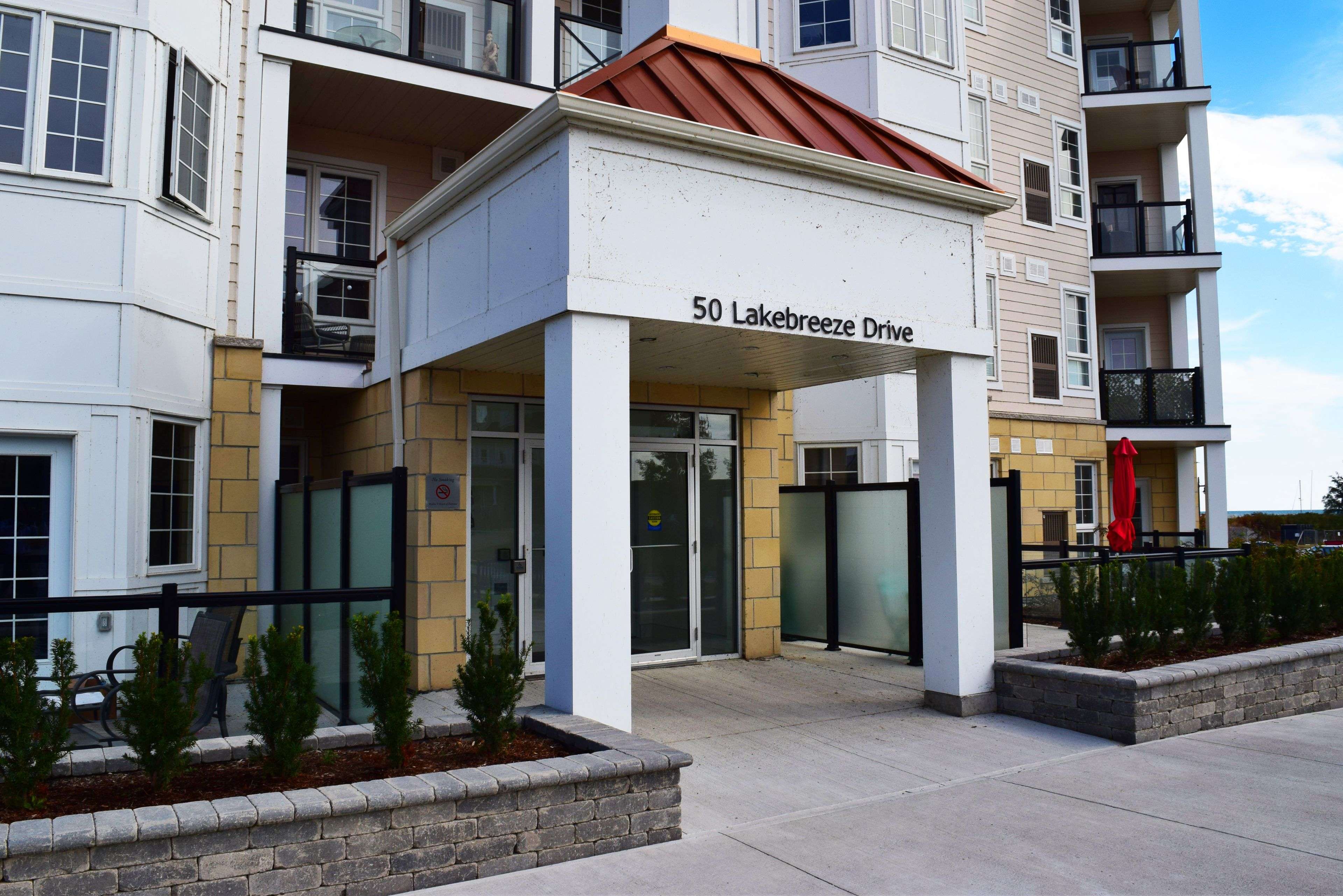 Clarington, ON L1B 0V9,50 Lakebreeze DR #225