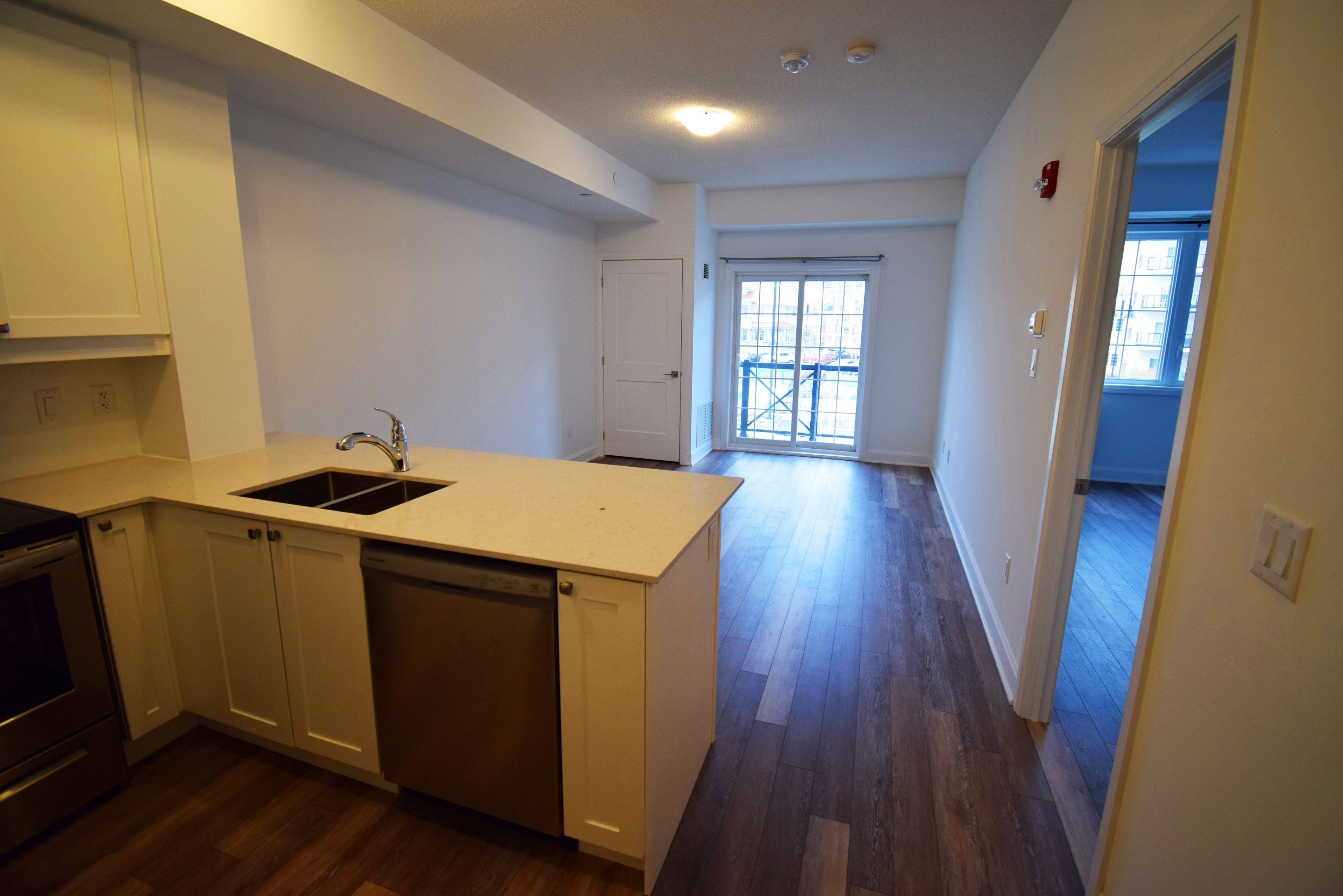 Clarington, ON L1B 0V9,50 Lakebreeze DR #225