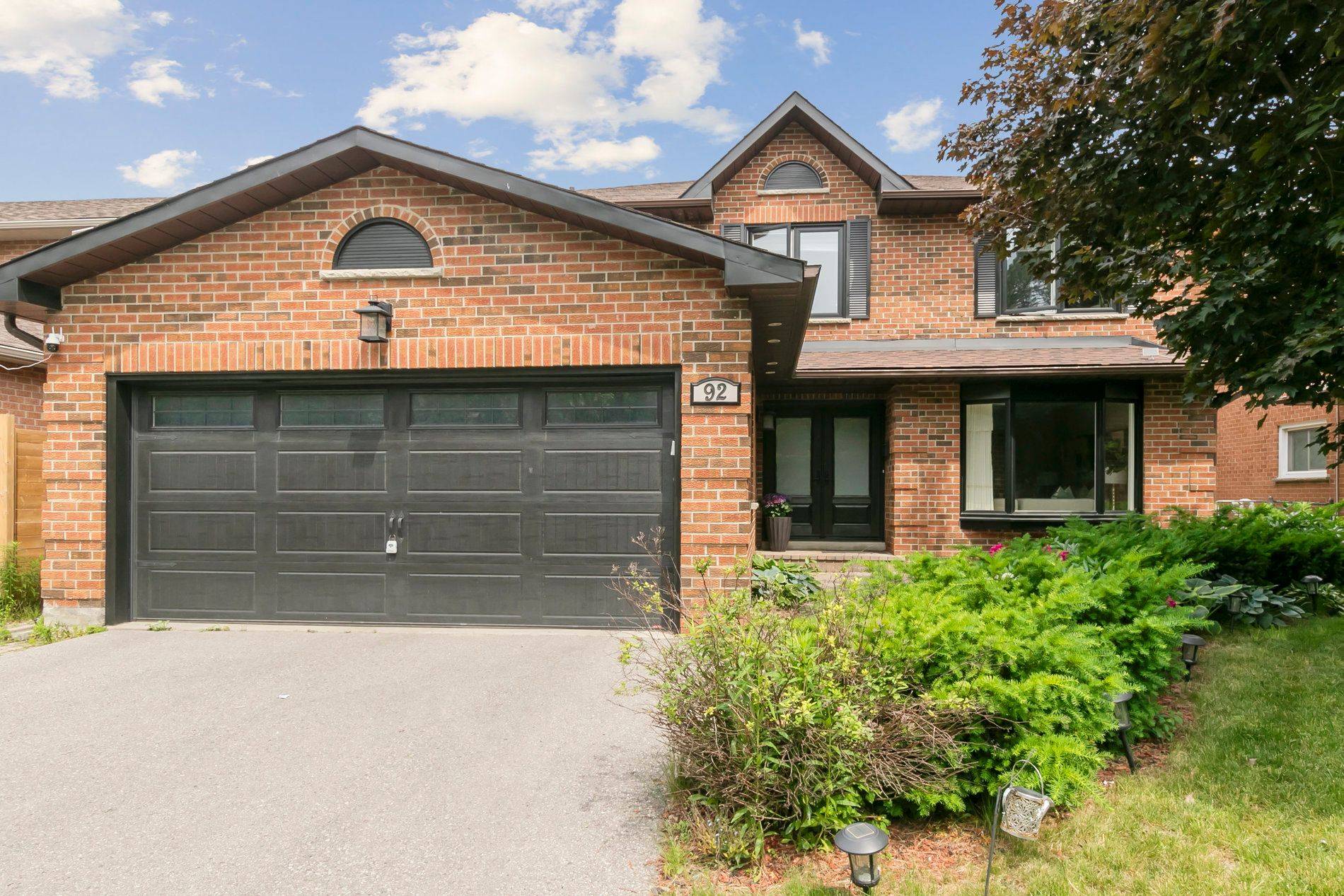 Aurora, ON L4G 3V3,92 Golf Links DR