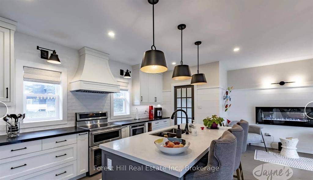 Muskoka Lakes, ON P0B 1J0,26 Harris ST