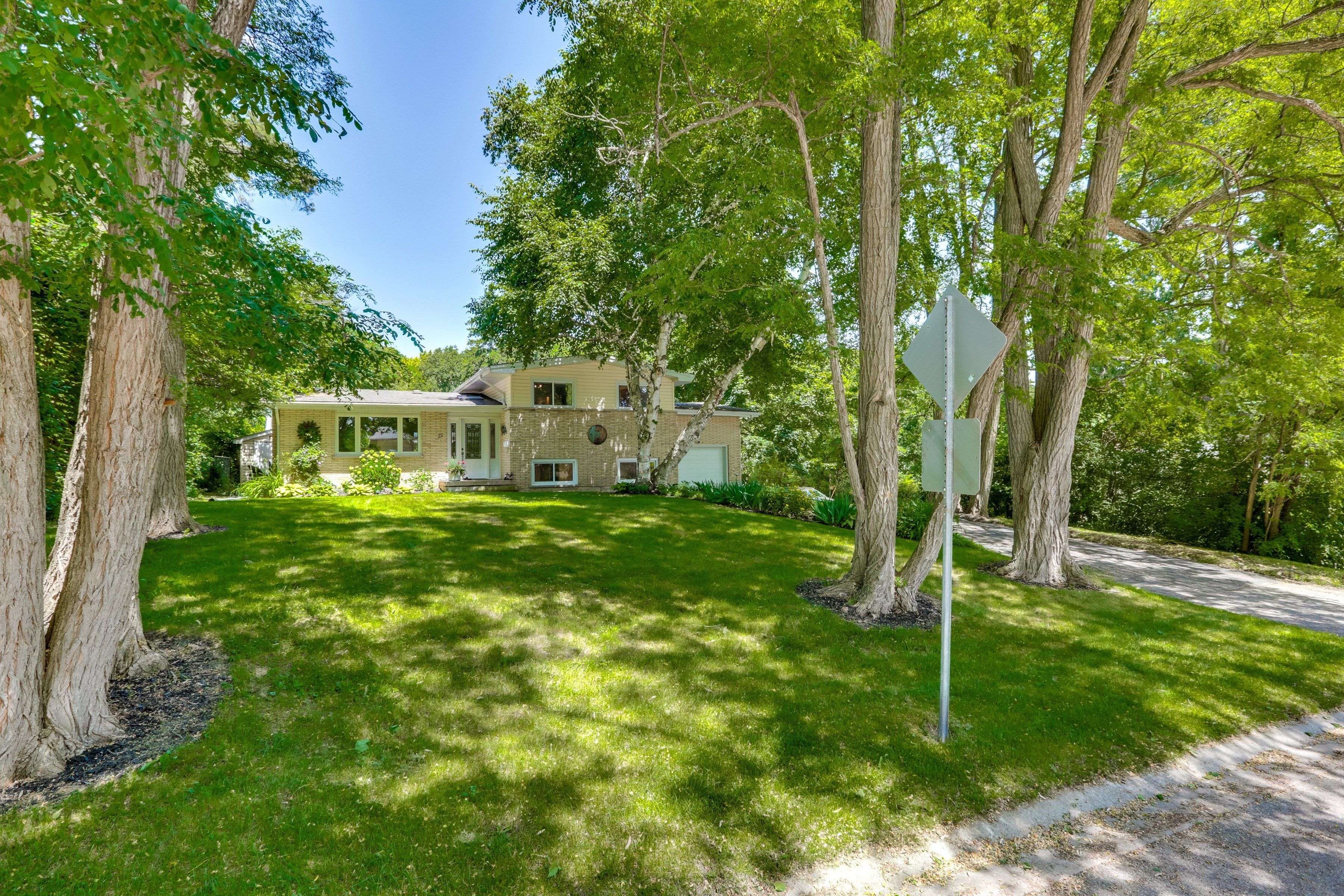 London North, ON N6G 1X4,21 Brentwood CRES