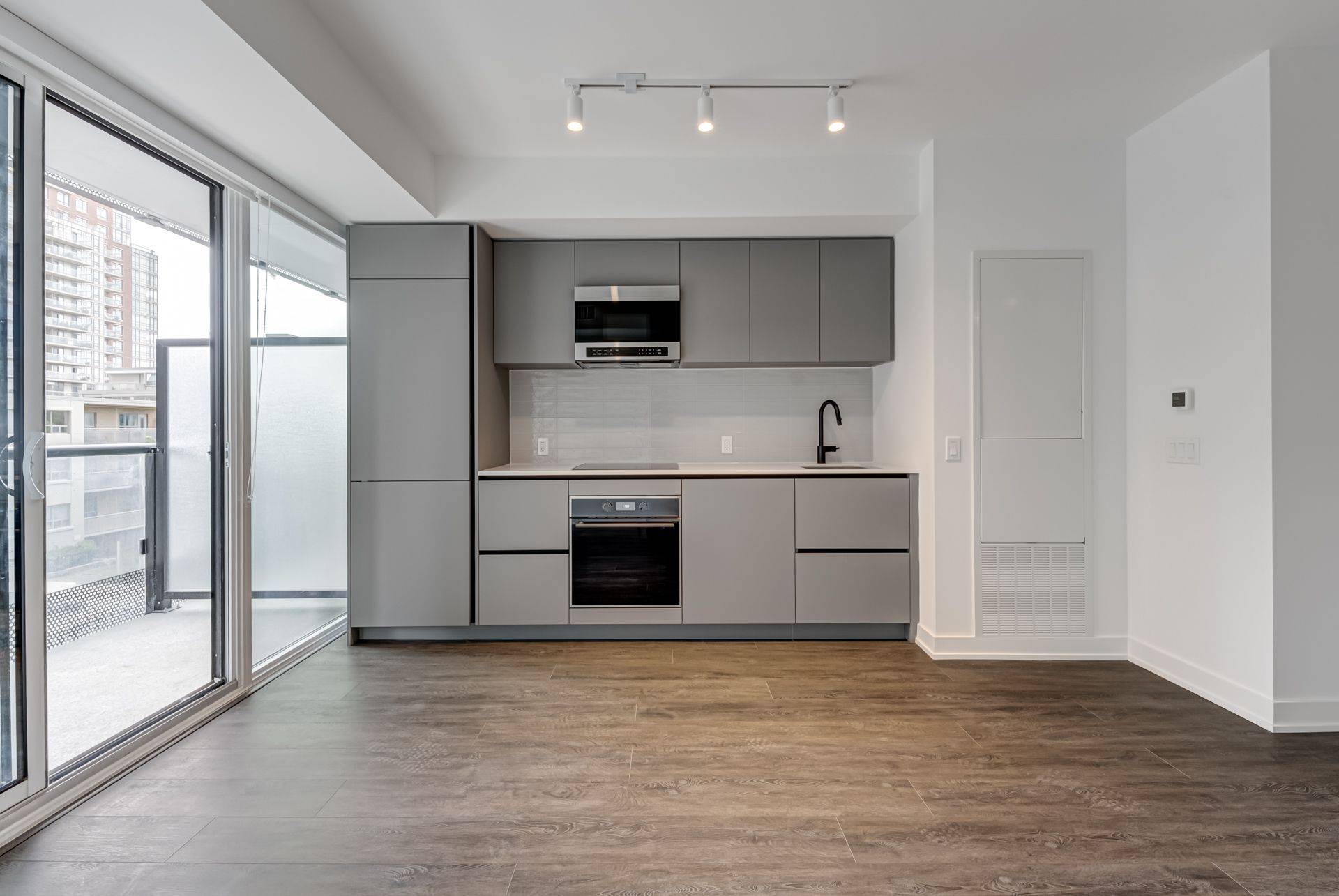 Toronto C10, ON M4P 1V3,117 Broadway AVE #305
