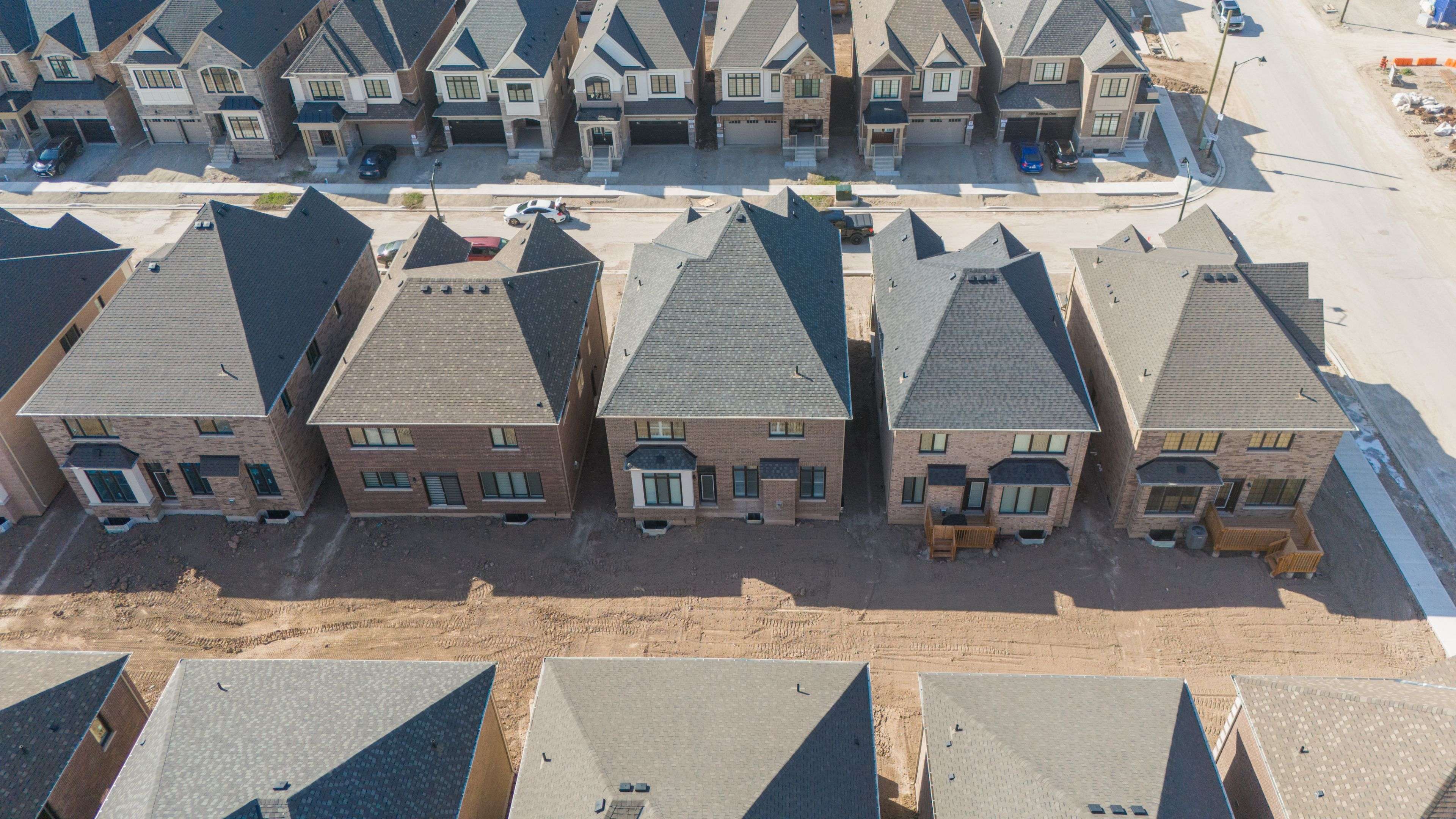 Milton, ON L9E 1G5,1476 Buttercup CT