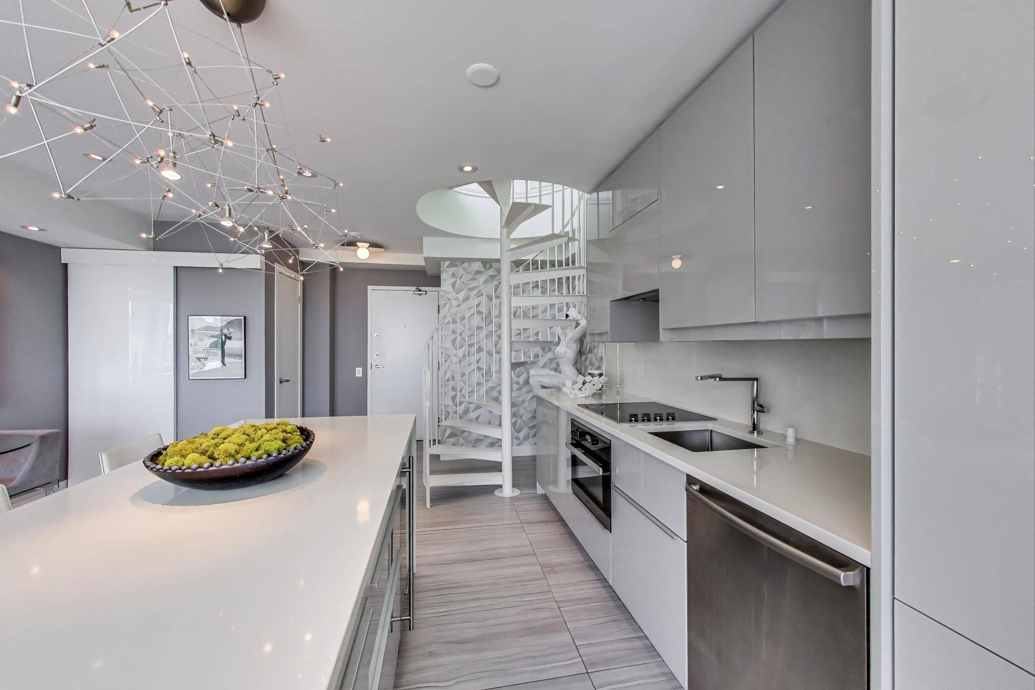 Toronto C08, ON M5C 3E1,77 Lombard ST #PH3