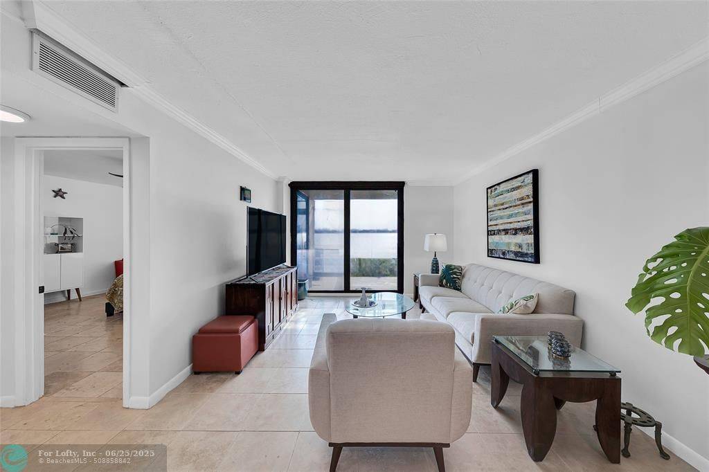 Oakland Park, FL 33309,111 Lake Emerald Dr  #105