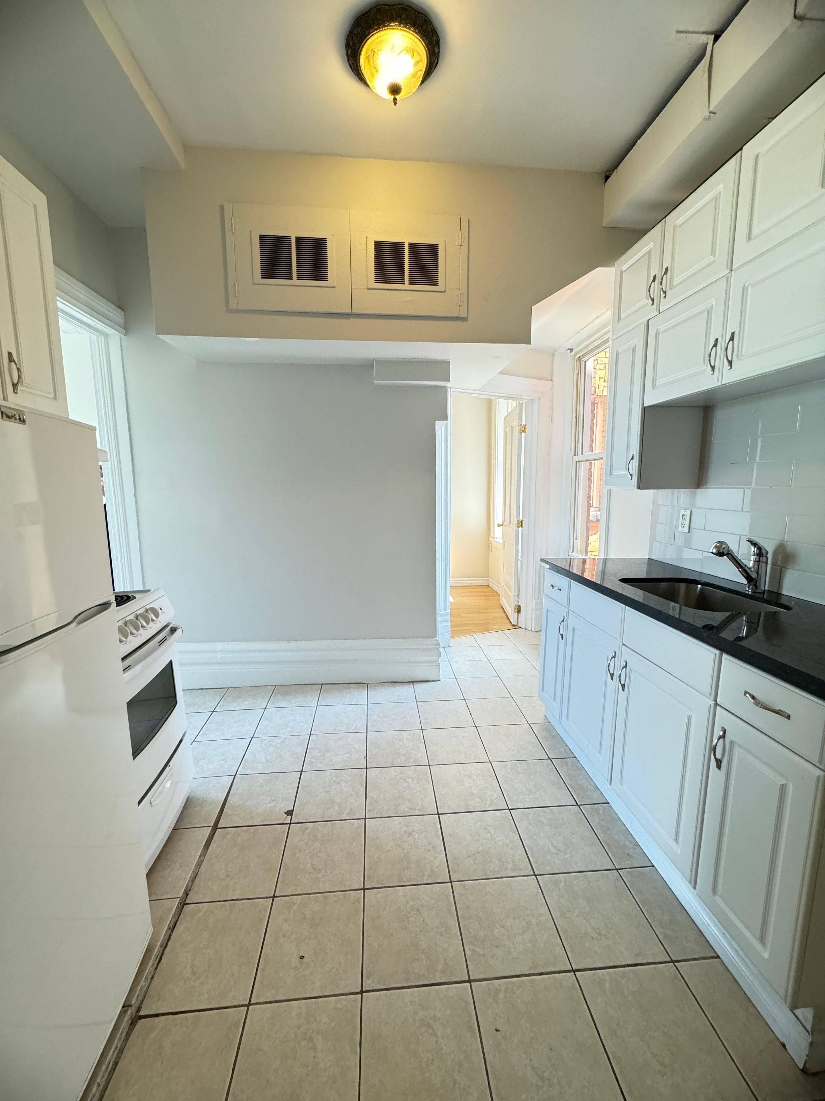 Hamilton, ON L8N 2C3,139 1/2 John ST S #4