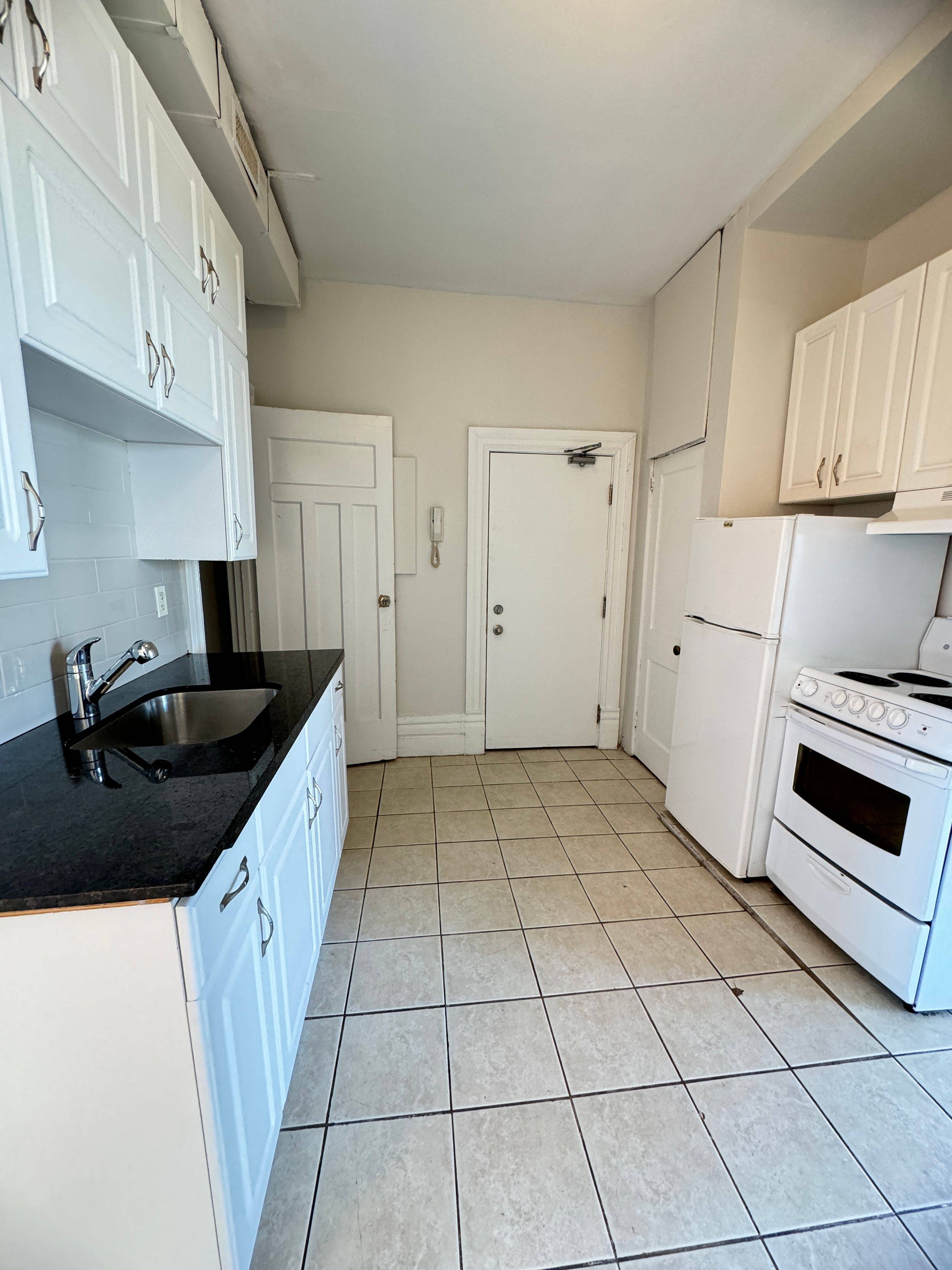 Hamilton, ON L8N 2C3,139 1/2 John ST S #4