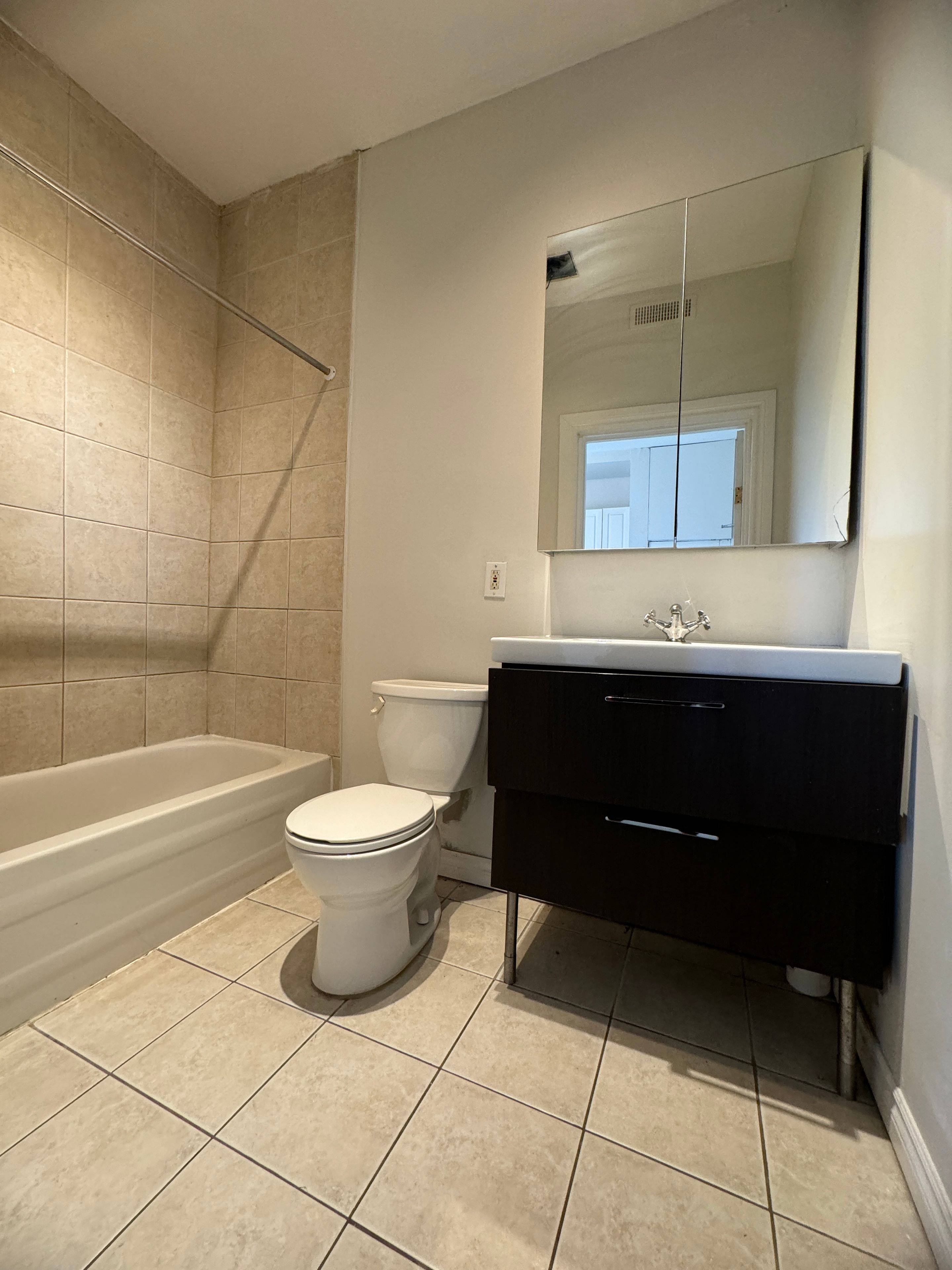 Hamilton, ON L8N 2C3,139 1/2 John ST S #4