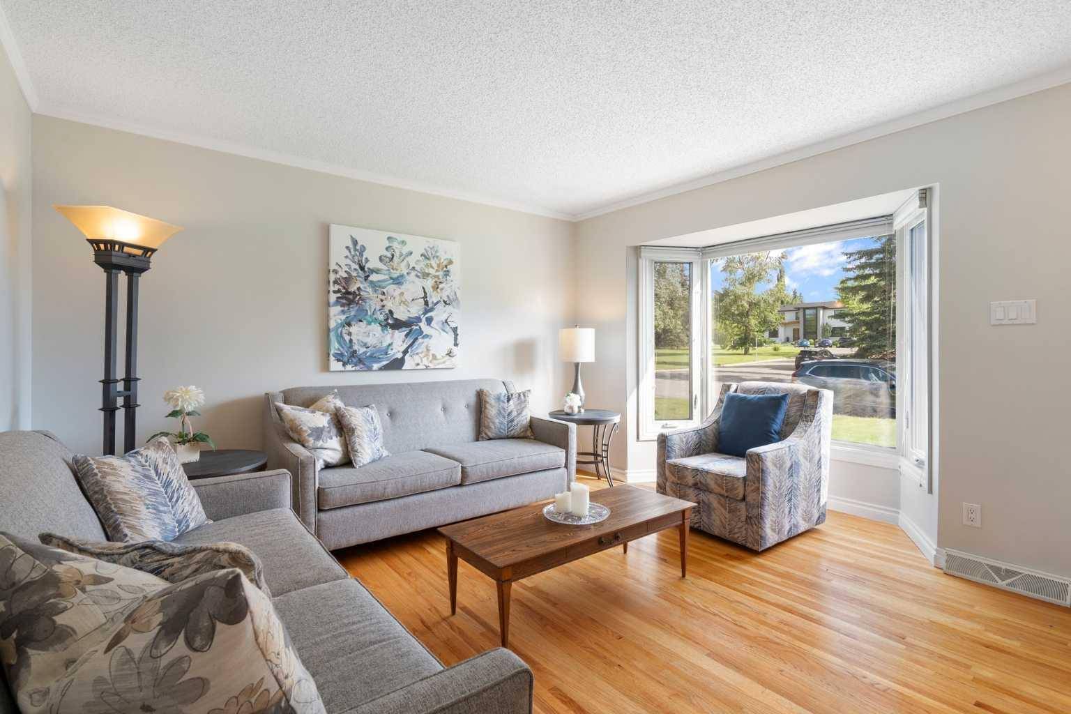 Calgary, AB T2L 0S8,15 Carmangay CRES NW