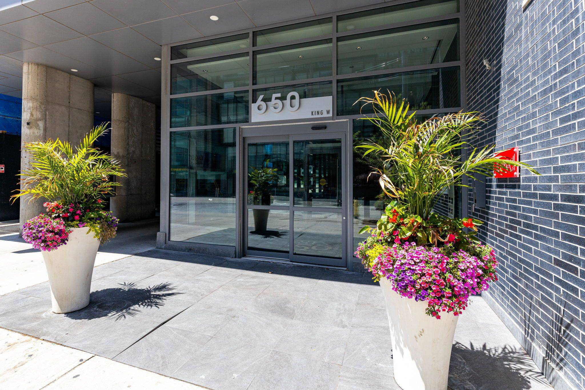 Toronto C01, ON M5V 1M7,650 King ST W #211