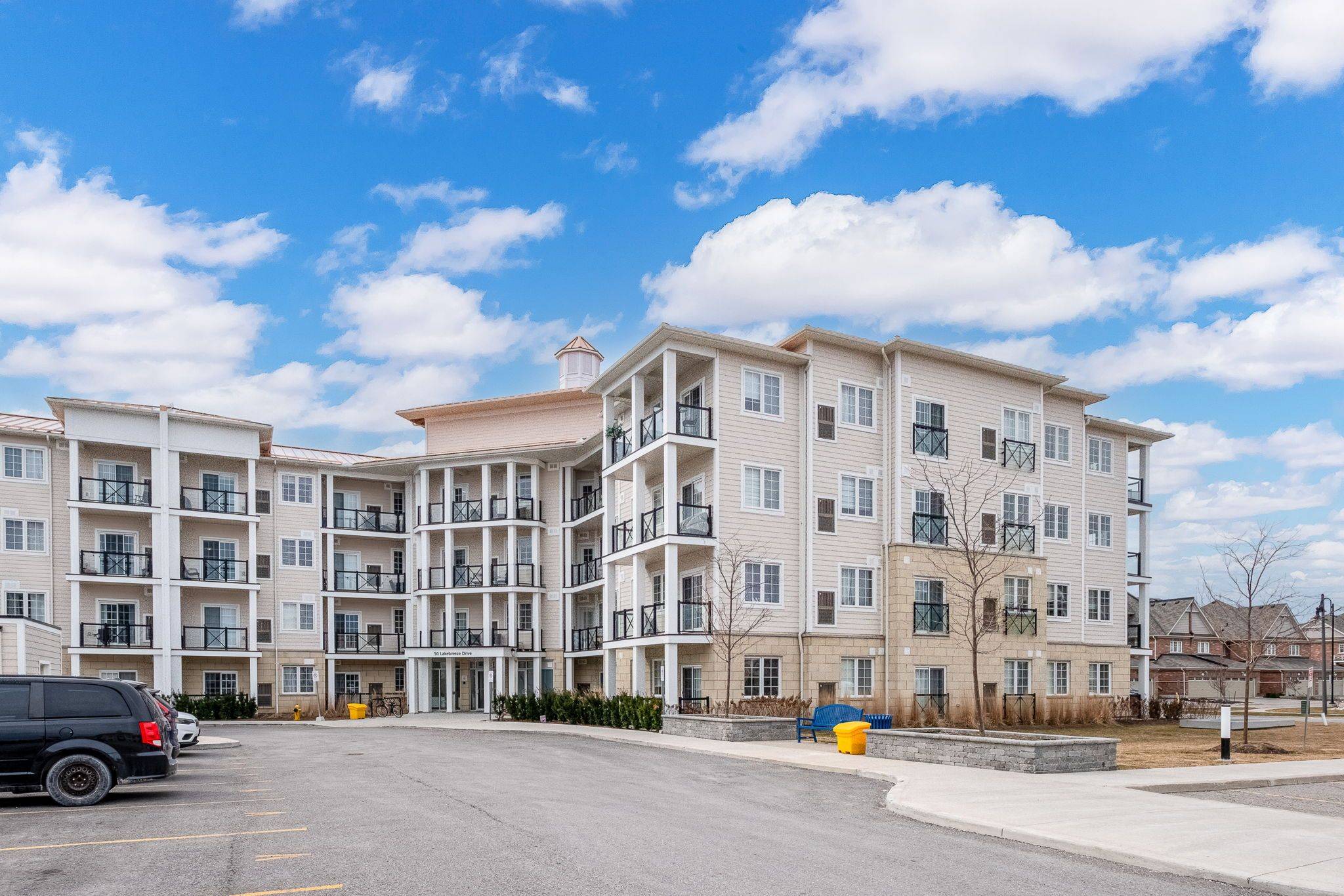 Clarington, ON L1B 0V9,50 Lakebreeze DR #221