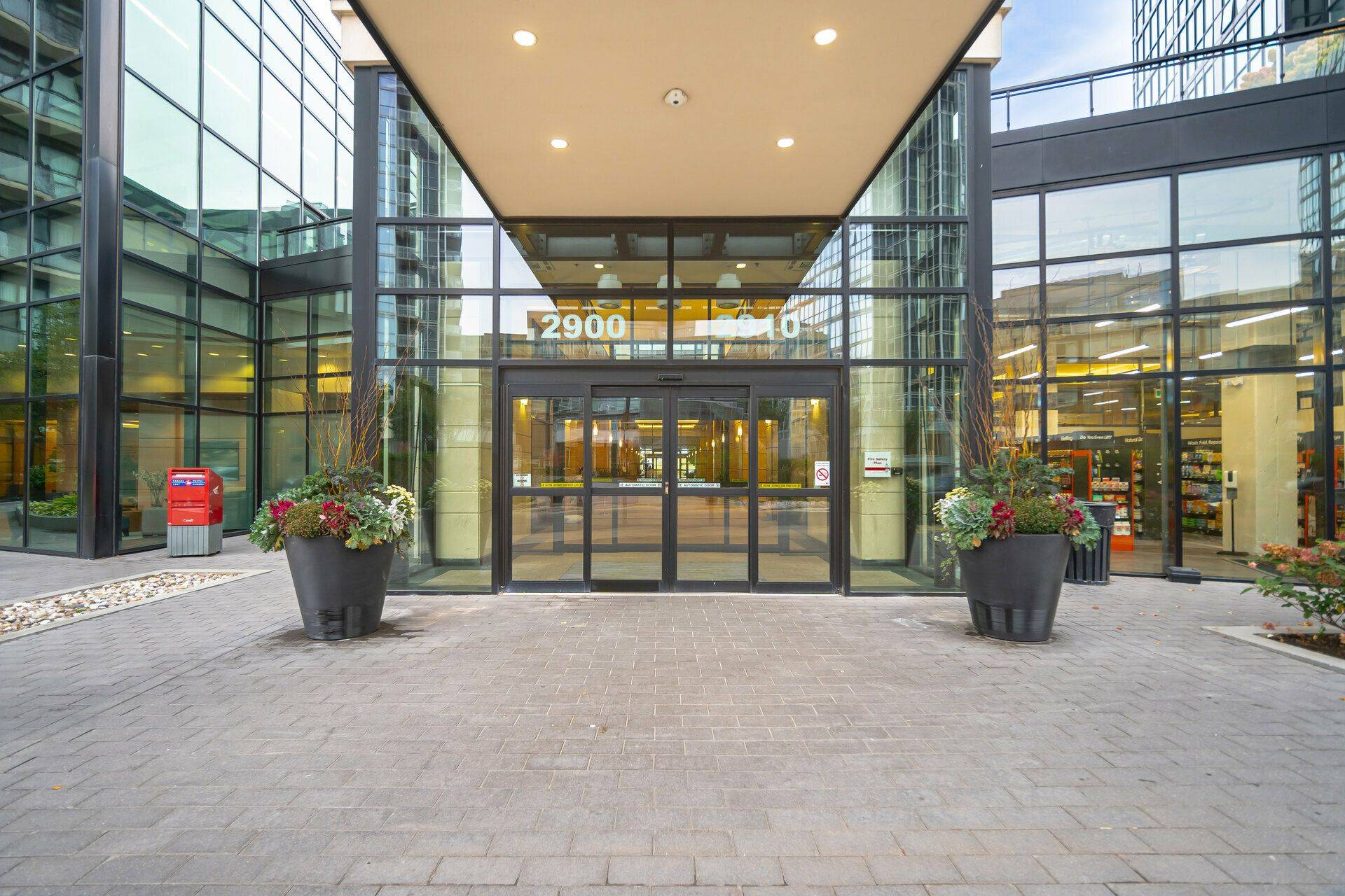 Vaughan, ON L4K 0G3,2900 Highway 7 RD #3207