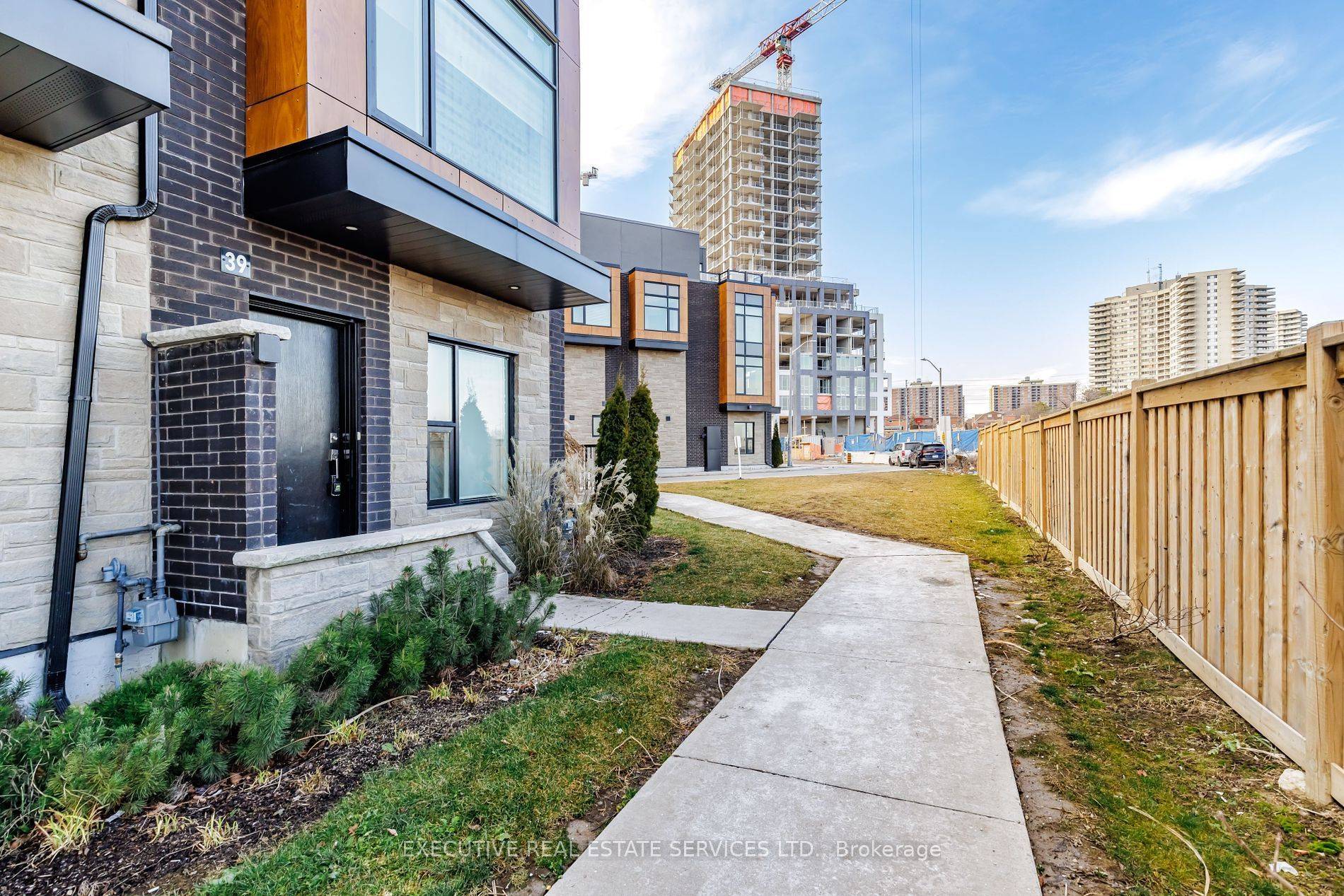 Brampton, ON L6Y 6H8,200 Malta AVE #39