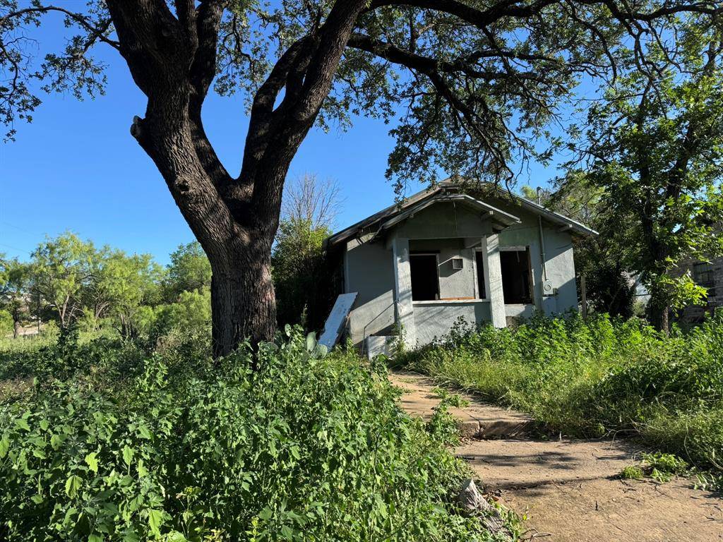 Brady, TX 76825,703 W 2nd Street
