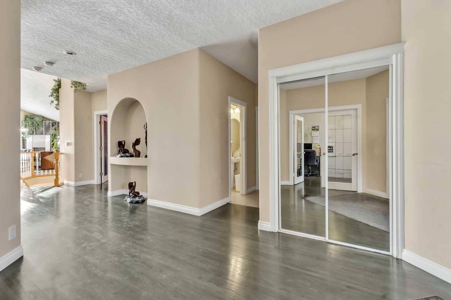 Chestermere, AB T1X 1A4,627 East Chestermere DR