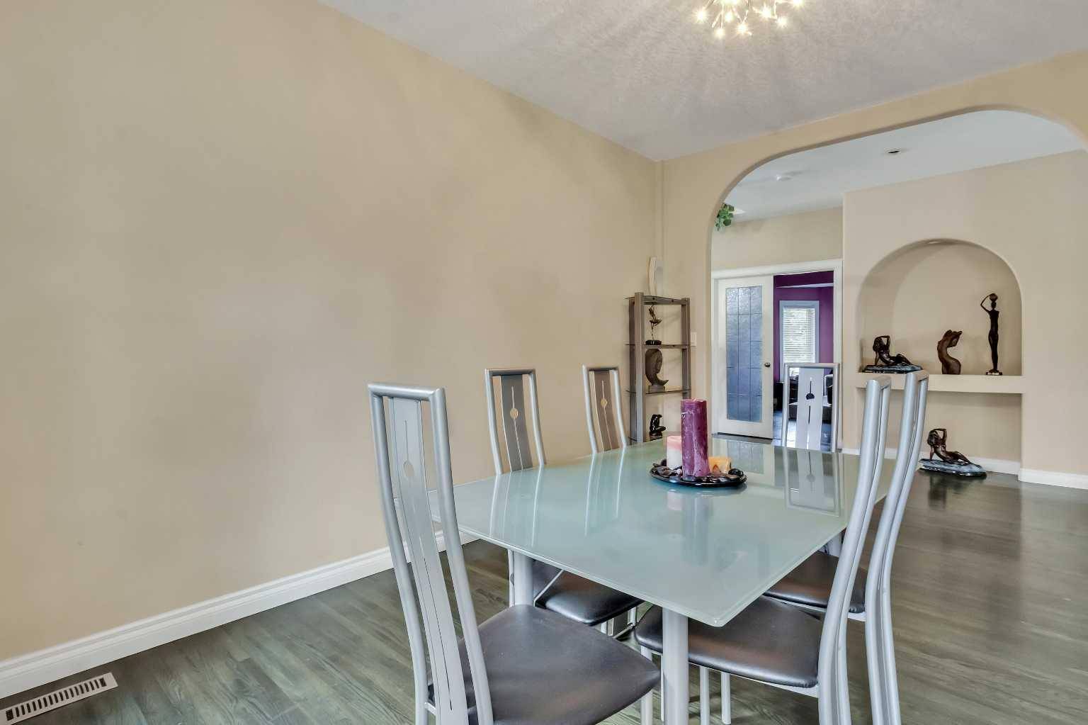 Chestermere, AB T1X 1A4,627 East Chestermere DR