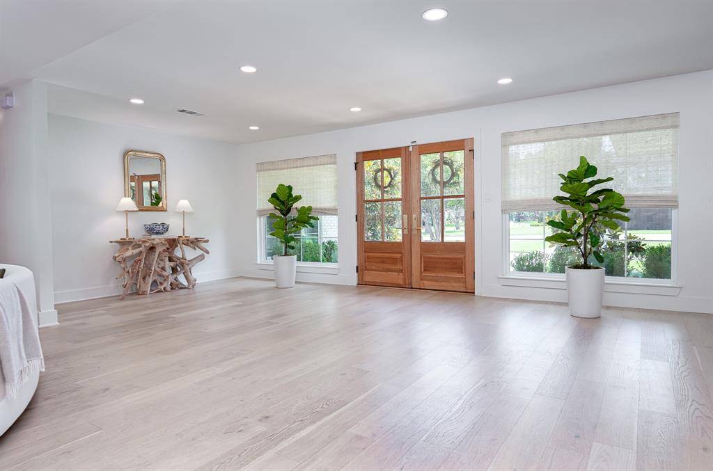 Dallas, TX 75244,4839 Willow Lane