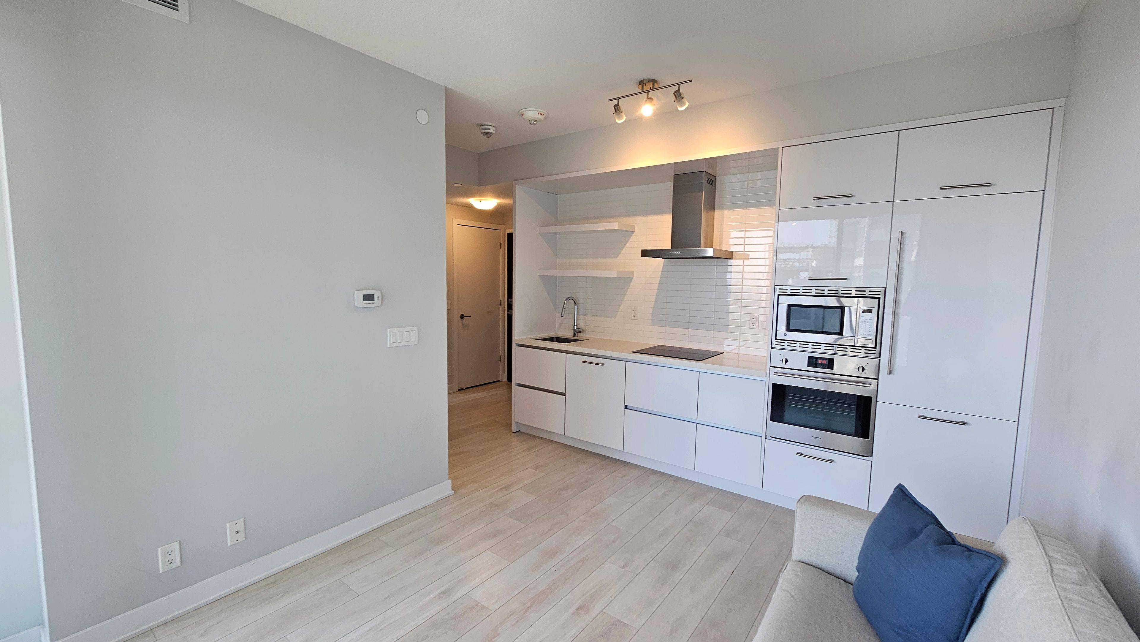 Toronto C10, ON M4S 0B8,2221 Yonge ST #3707