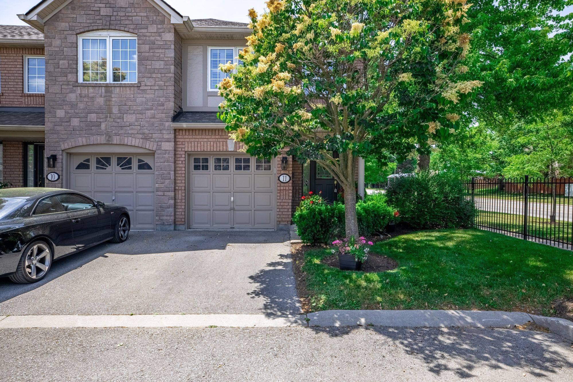 Oakville, ON L6H 2S5,1050 Grand BLVD #11