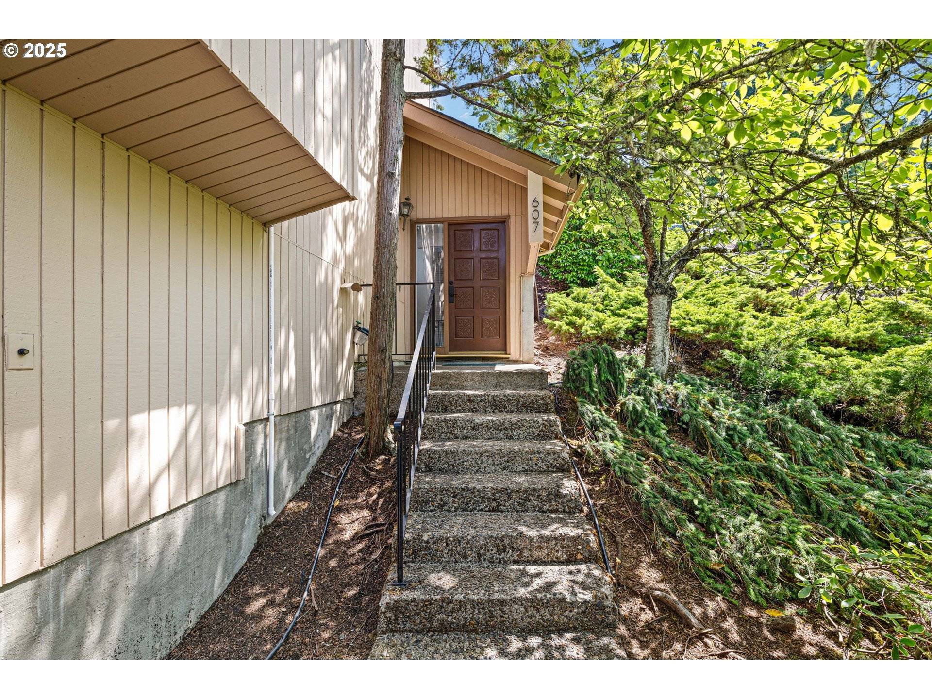 Eugene, OR 97405,607 MONTARA WAY