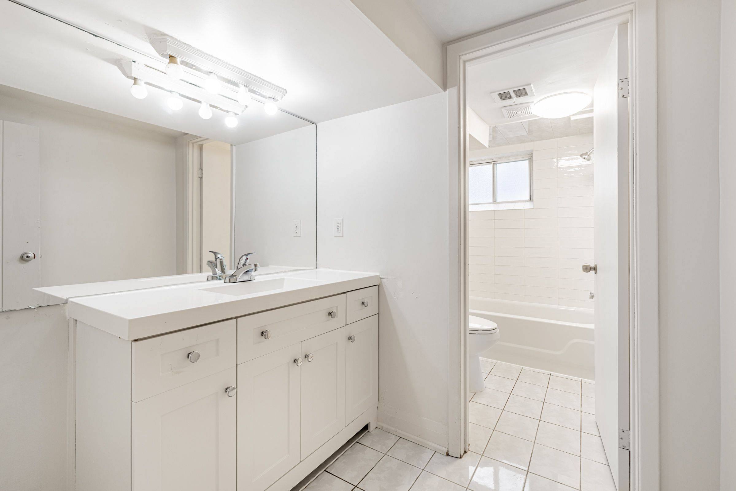 Toronto C15, ON M2K 1H4,11 Greenbriar RD #BSMT
