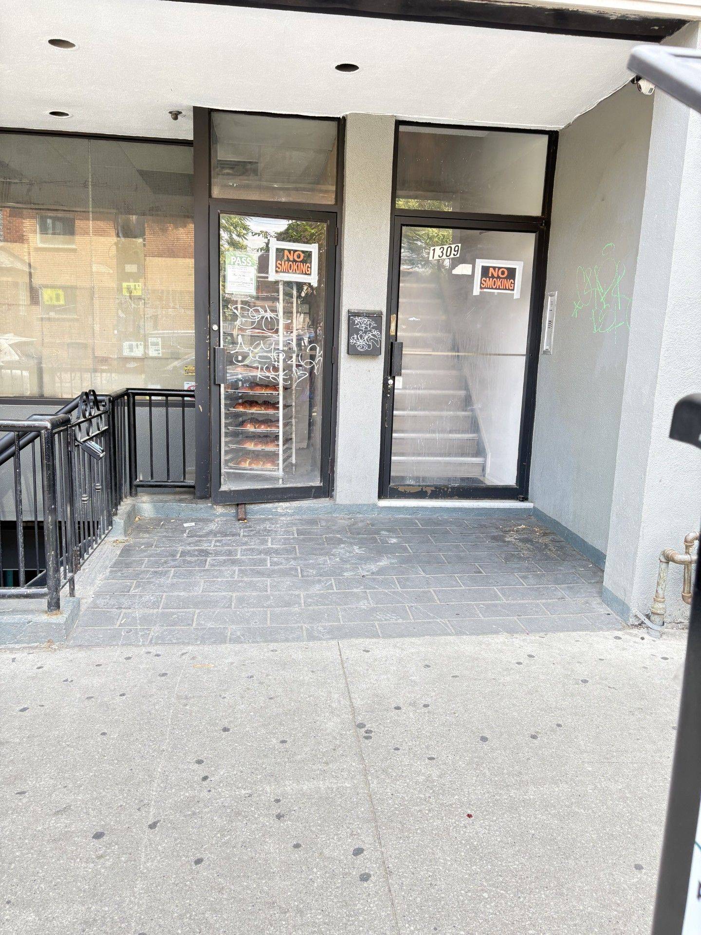 Toronto C01, ON M6J 1X8,1309 Dundas ST W
