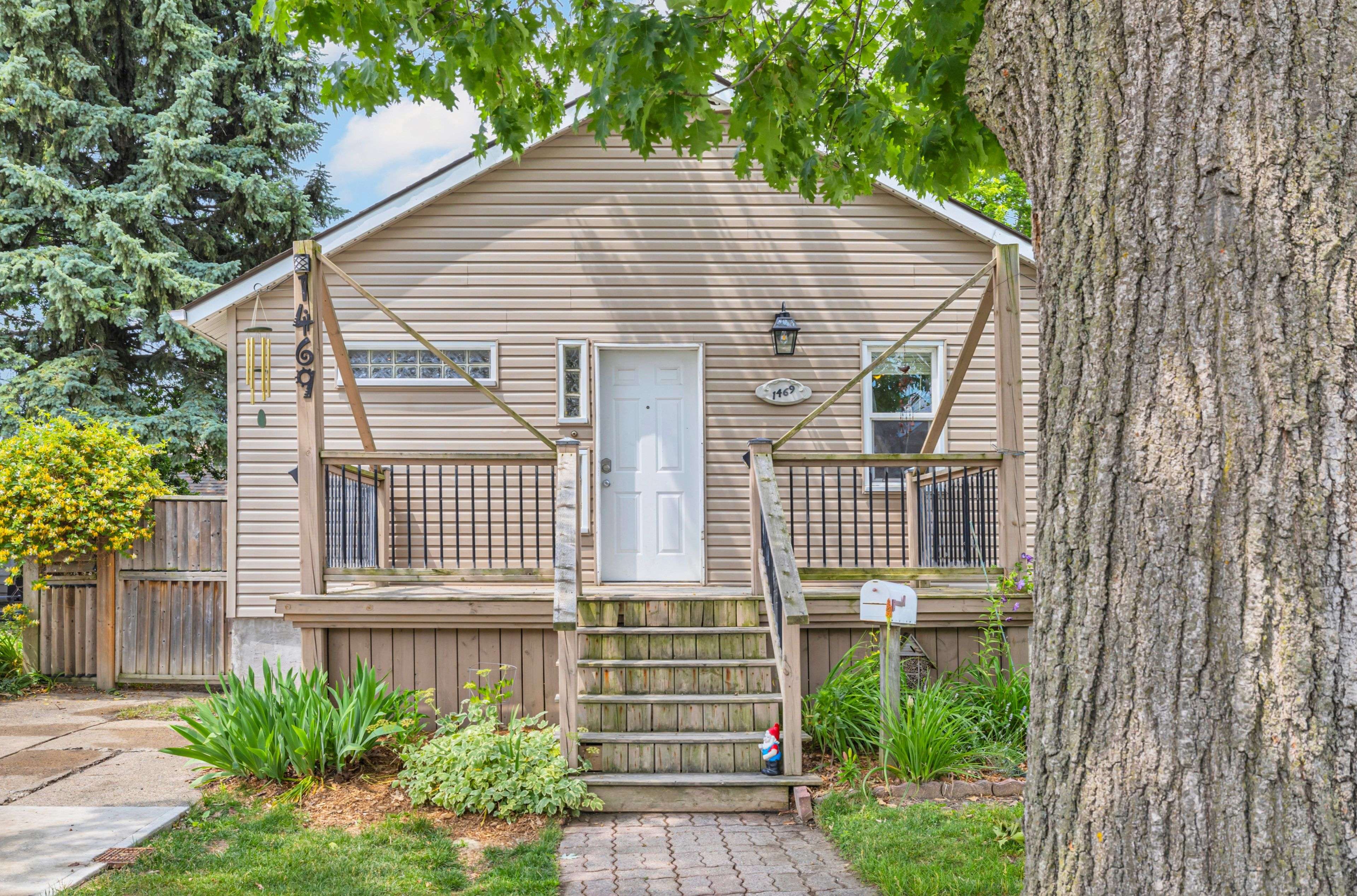 Windsor, ON N8Y 3R1,1469 Albert RD