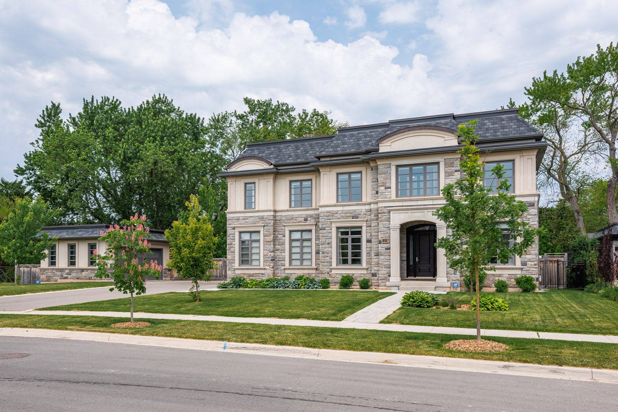 Oakville, ON L6L 0G5,215 Prince George CRES
