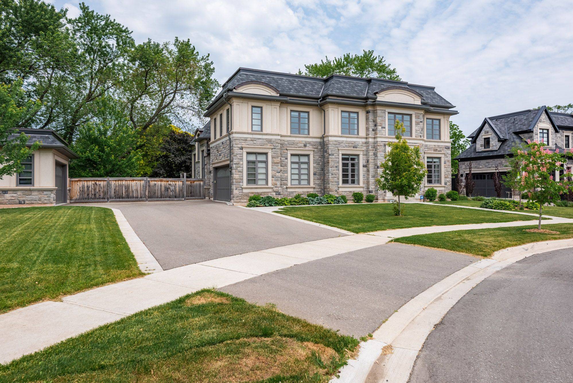 Oakville, ON L6L 0G5,215 Prince George CRES