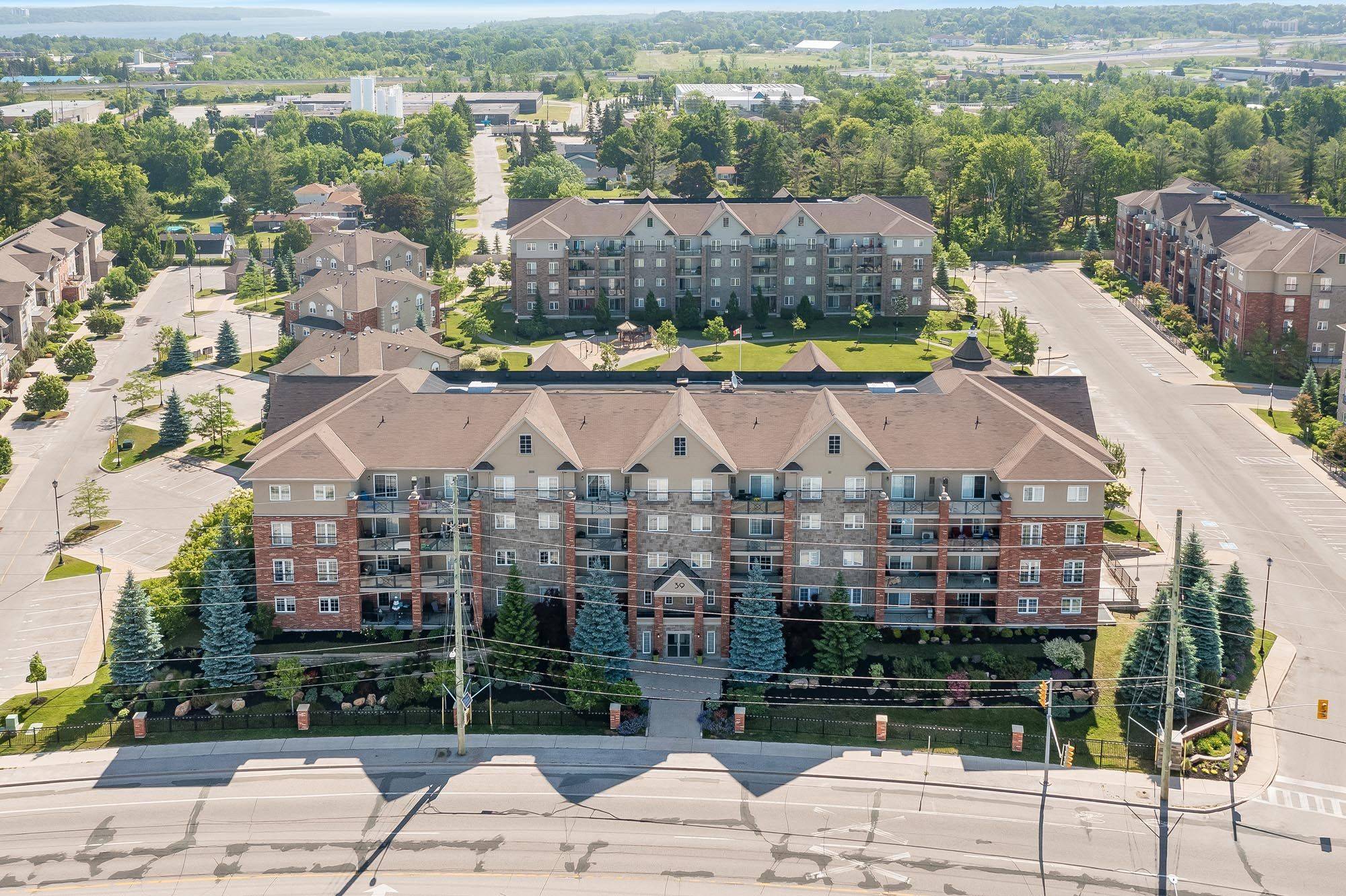 Barrie, ON L4N 5T5,39 Ferndale DR S #301