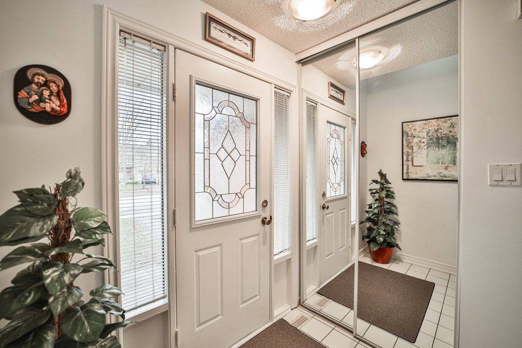 Oakville, ON L6M 3C3,1387 Stonecutter DR