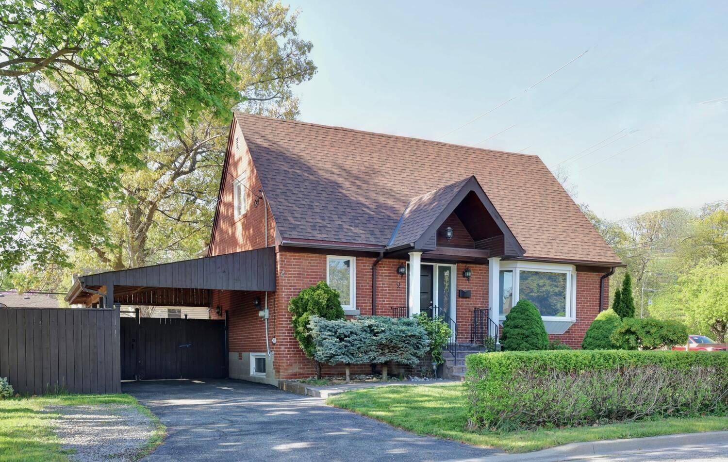Toronto W08, ON M9B 2T1,2 North Heights RD