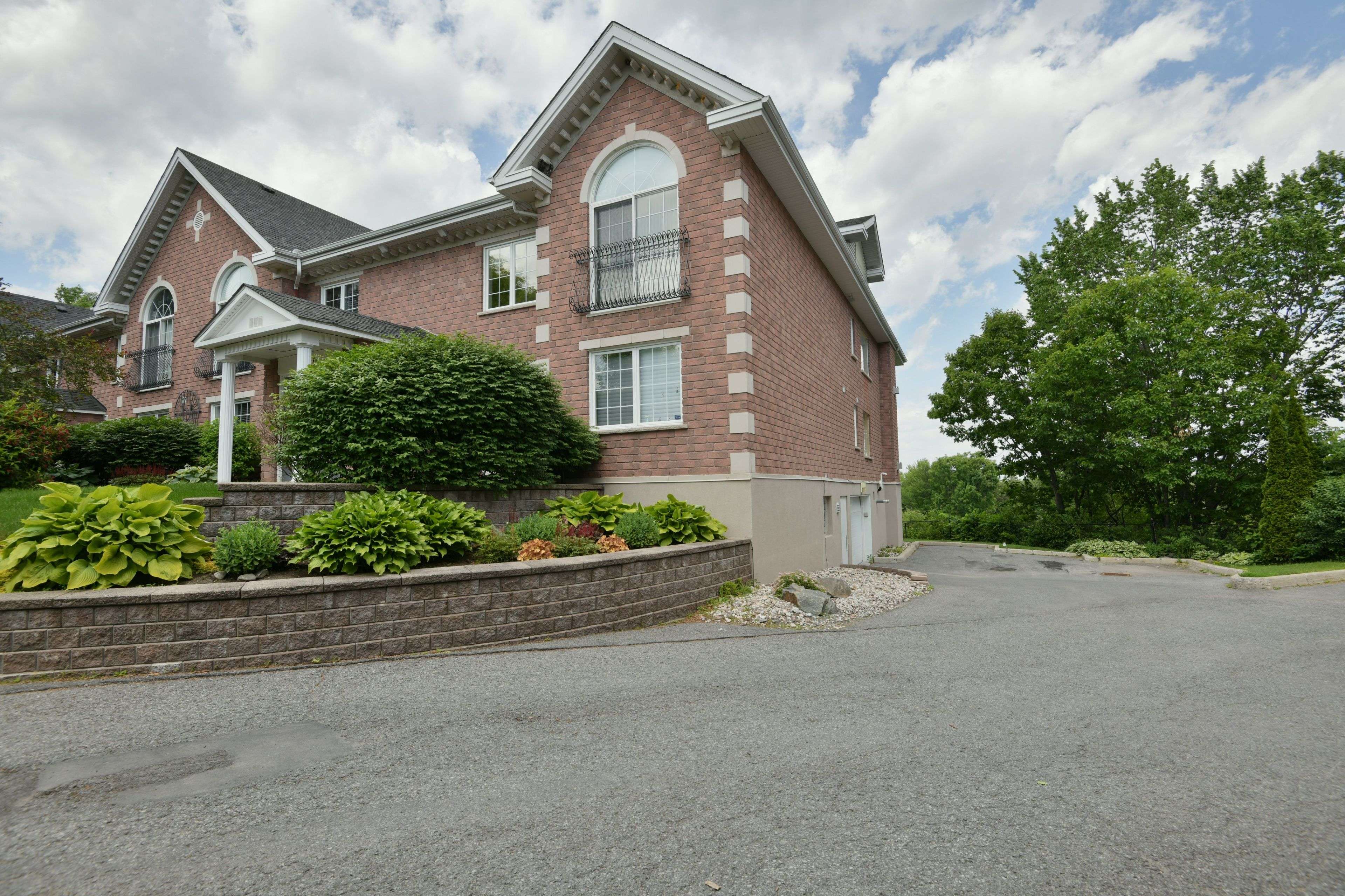 Kanata, ON K2K 2W1,150 Robson CT #2C