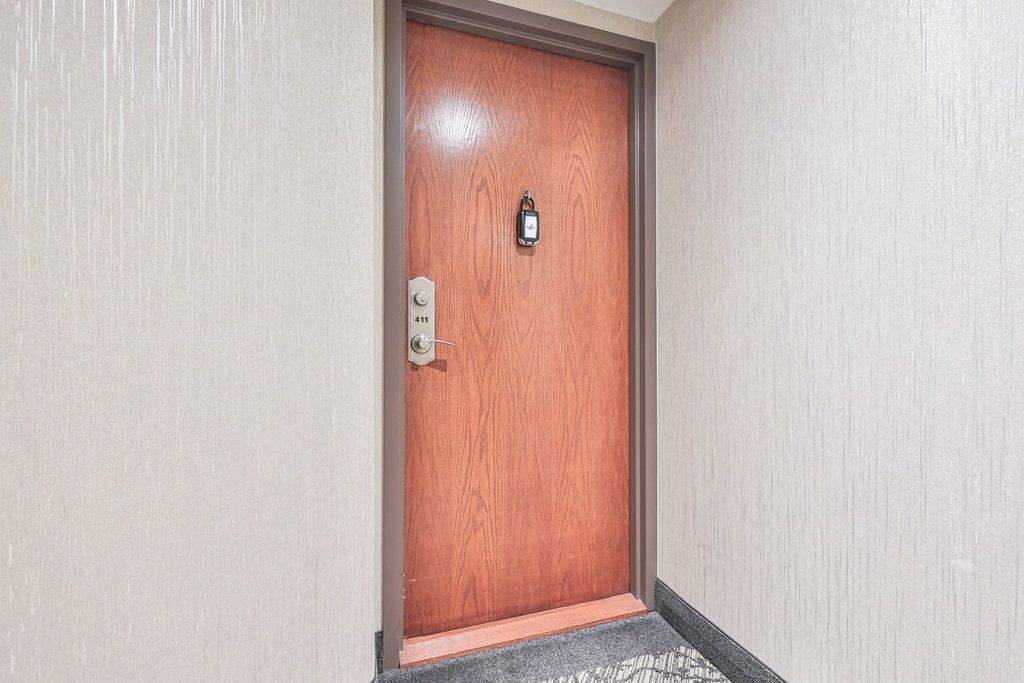 Oakville, ON L6L 6L9,2511 Lakeshore RD W #411