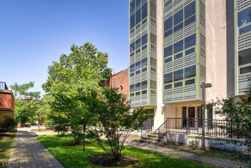 Jersey City, NJ 07310,689 Luis Munoz Marin Blvd #1010