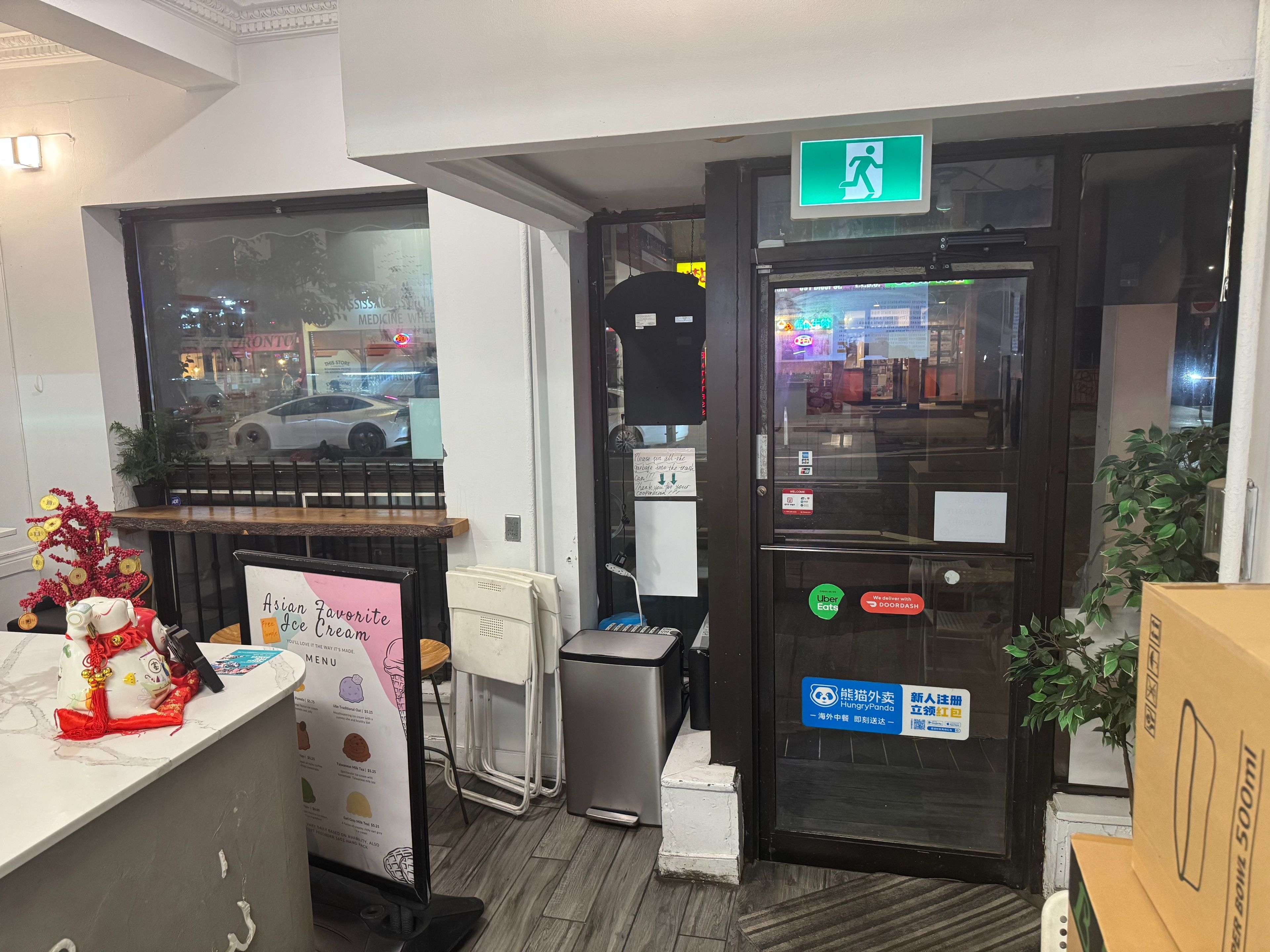 Toronto C02, ON M6G 1L2,690 Bloor ST W