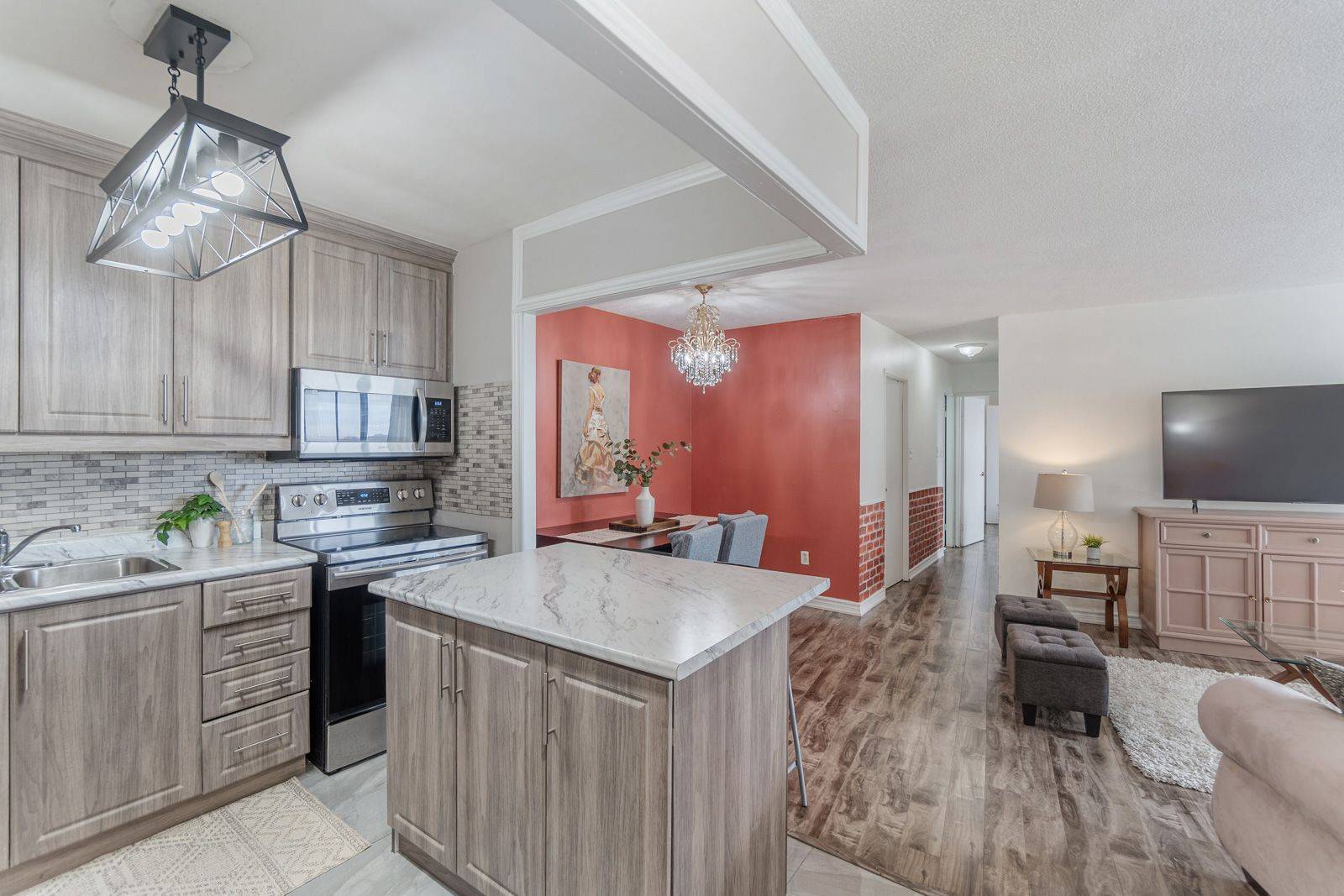 Toronto W09, ON M9R 1S9,330 Dixon RD #706