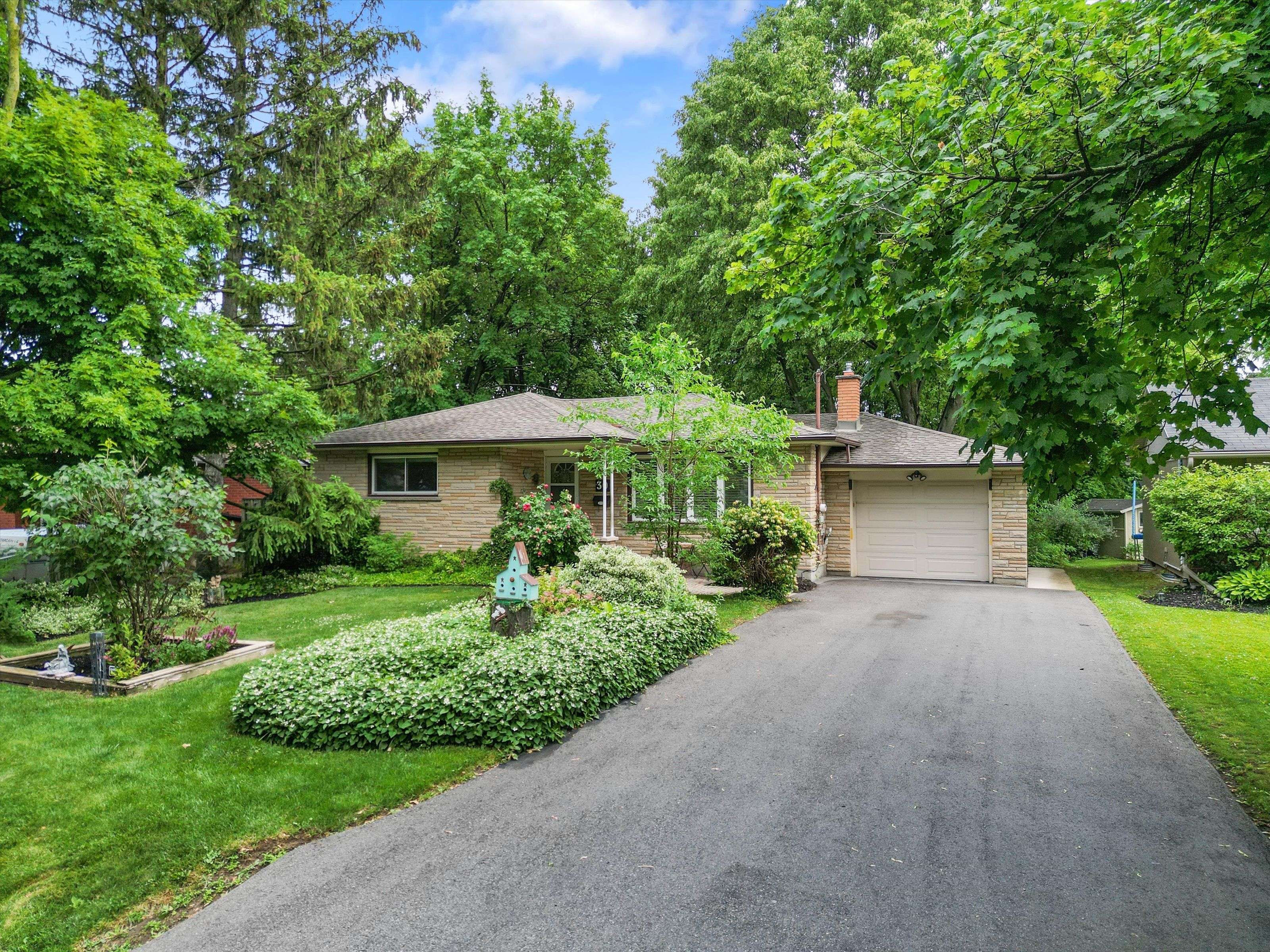 St. Catharines, ON L2N 4B4,30 Juliana CRES