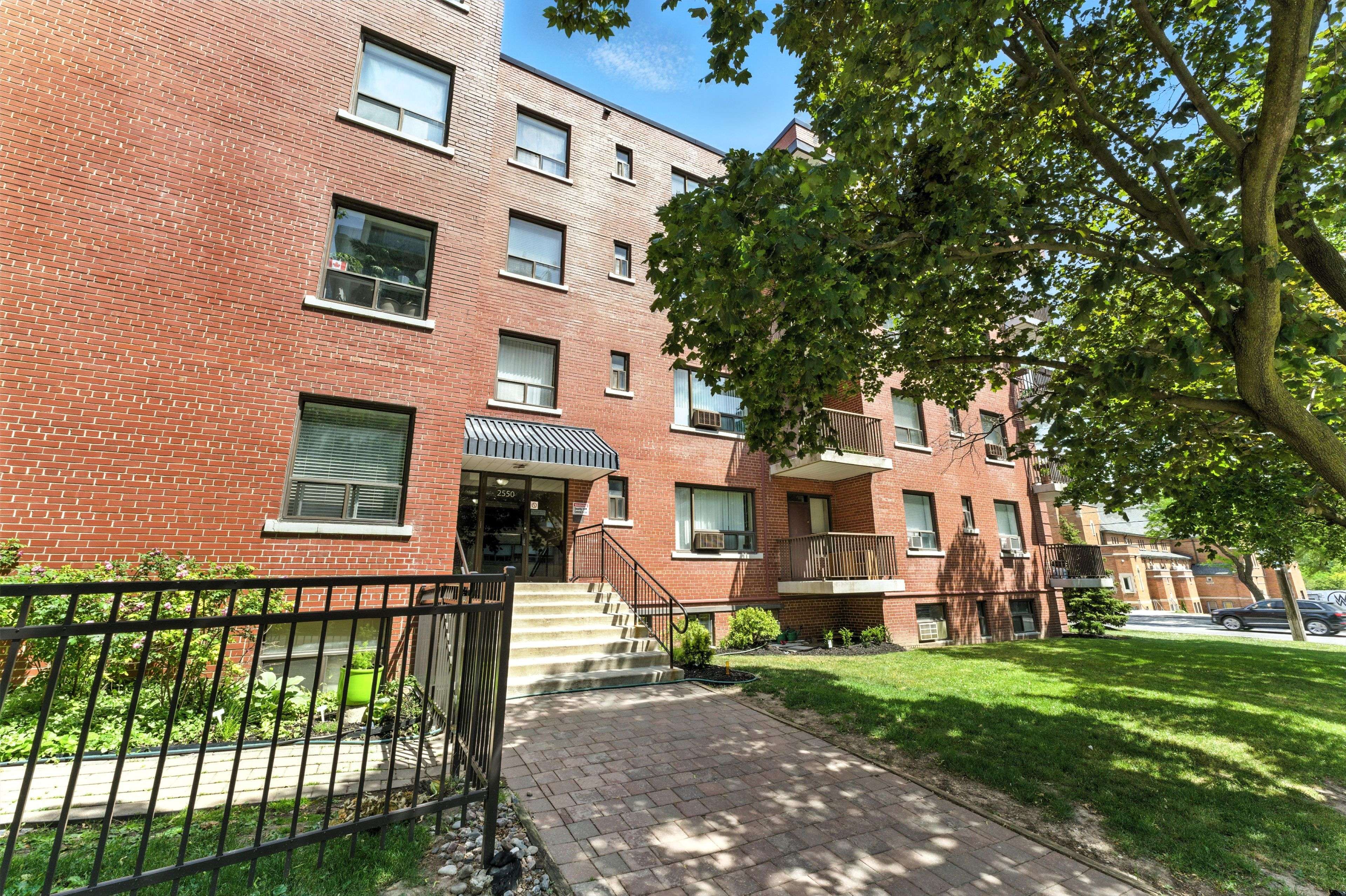 Toronto C04, ON M6B 2Z2,2550 Bathurst ST #203