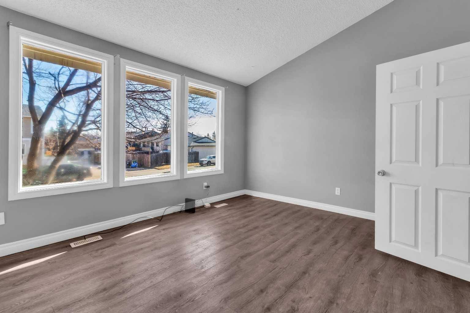 Calgary, AB T1Y4R6,111 Pinemill Mews NE