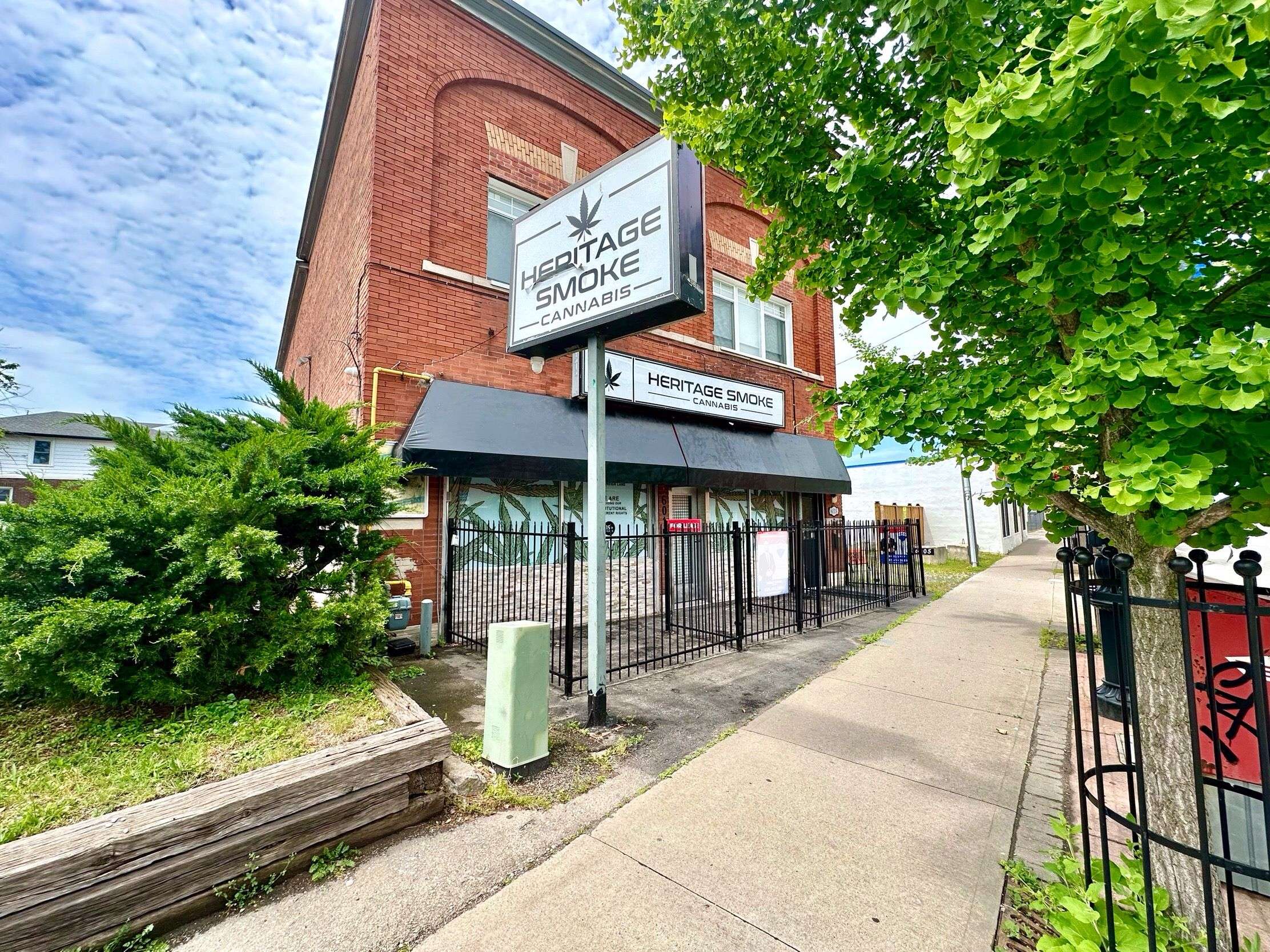 Niagara Falls, ON L2G 5Z7,6015 Main ST