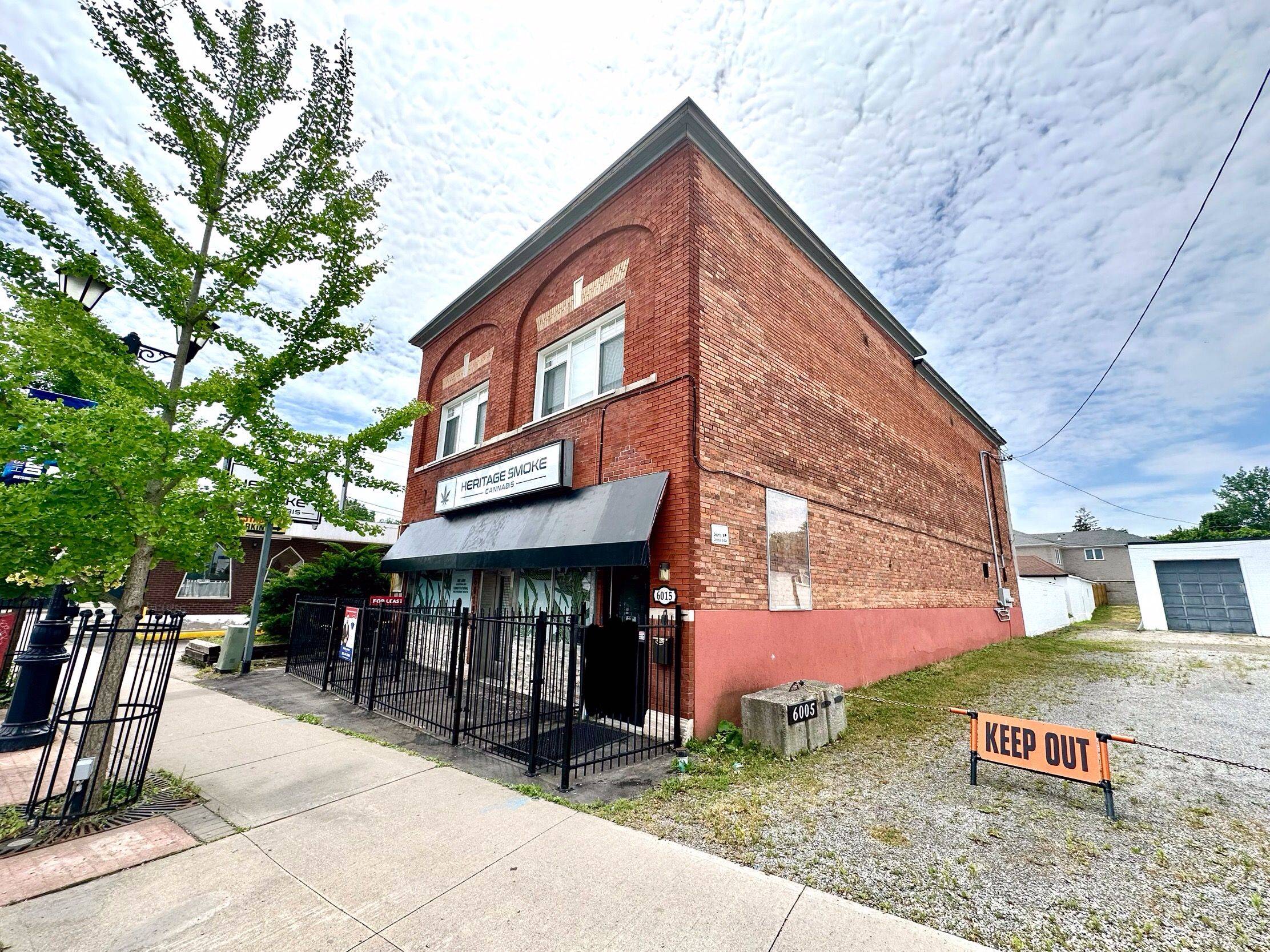 Niagara Falls, ON L2G 5Z7,6015 Main ST