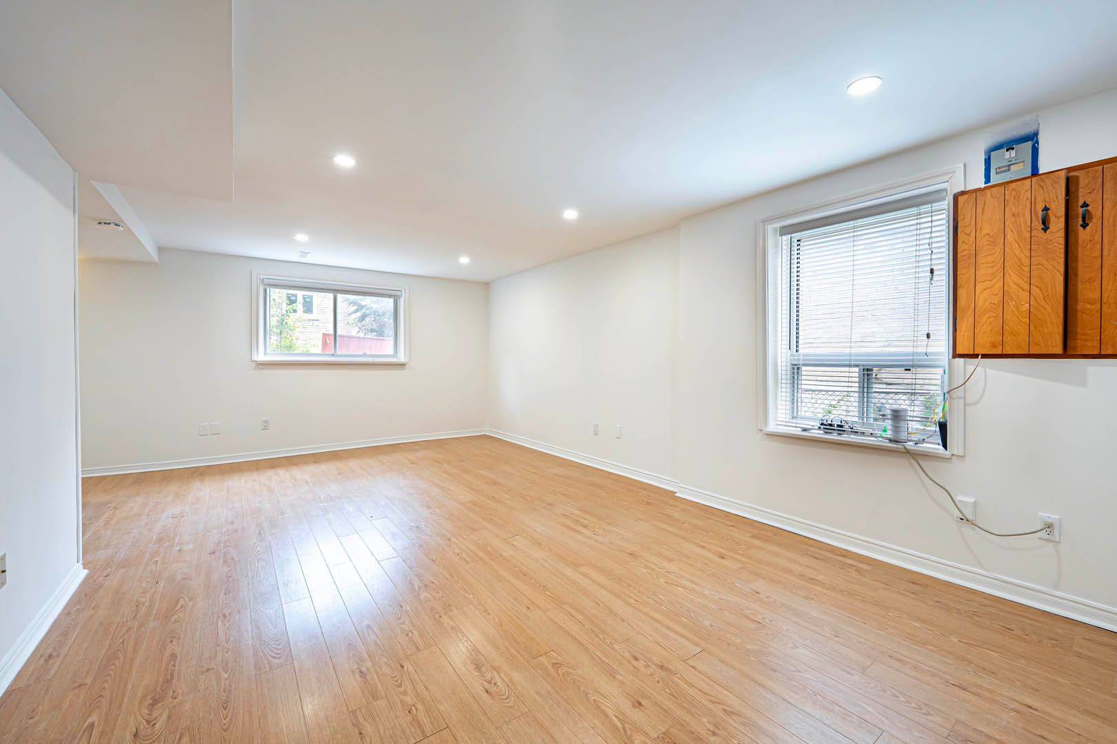 Toronto E07, ON M1S 2Y8,28 Invergordon AVE