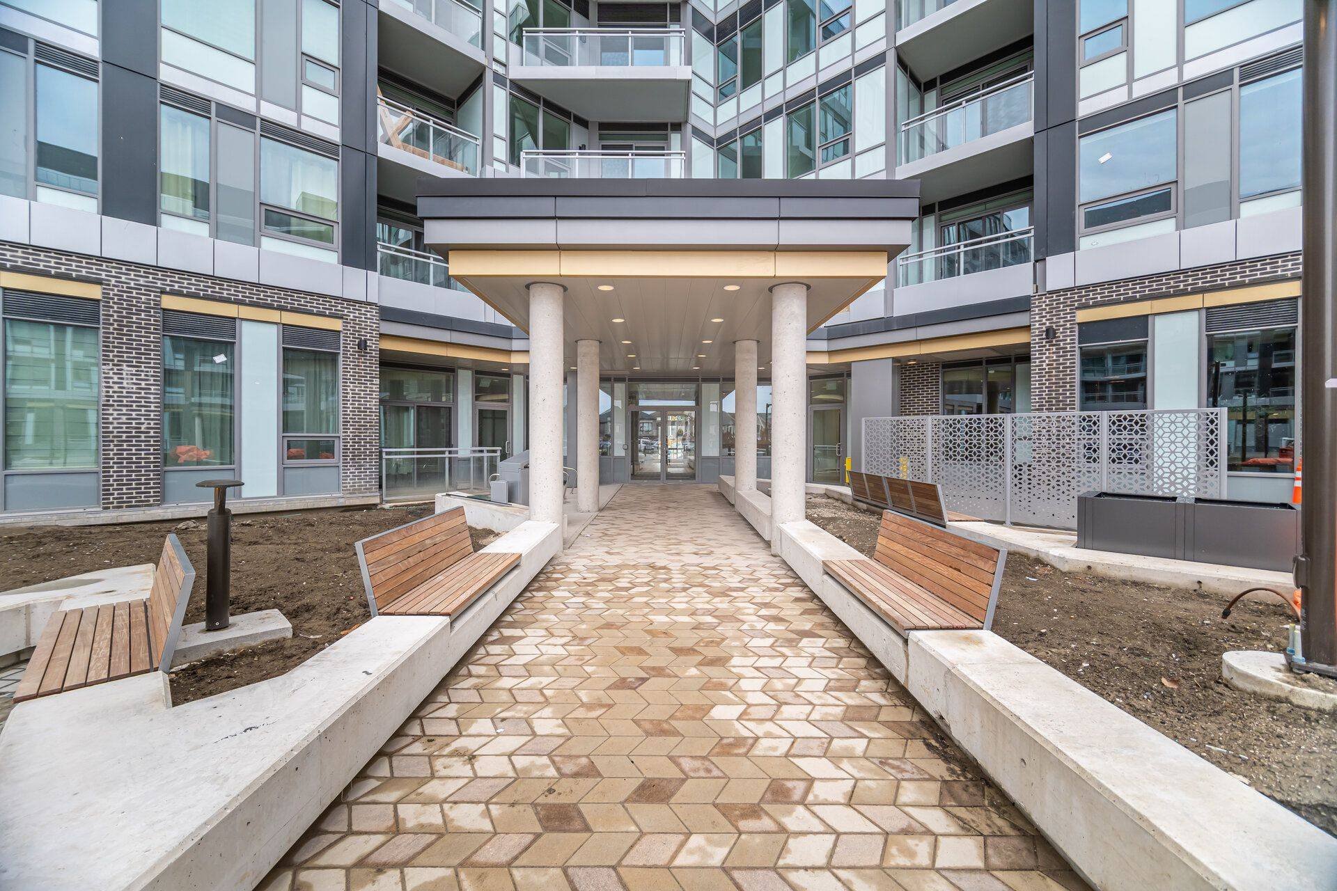 Oakville, ON L6M 5N2,2501 Saw Whet BLVD #541