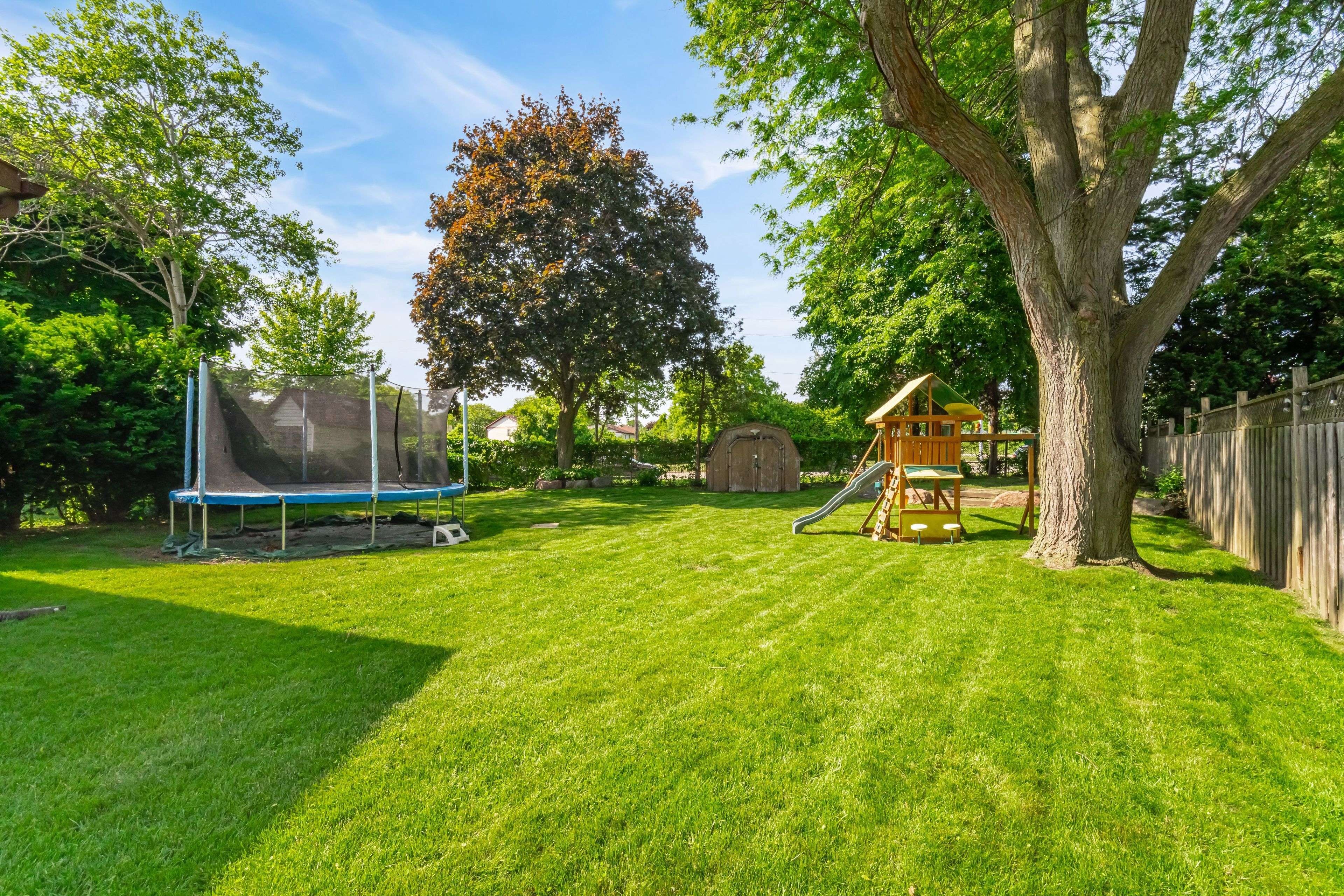 Oshawa, ON L1J 6X9,283 Shamrock CT