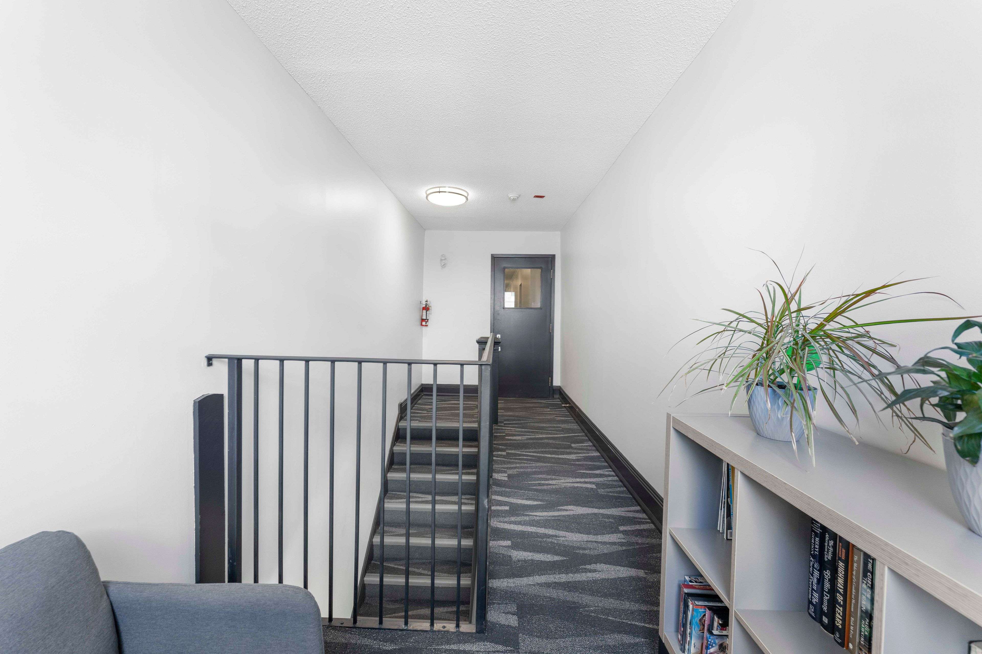 Toronto C03, ON M6C 2M1,114 Vaughan RD #402