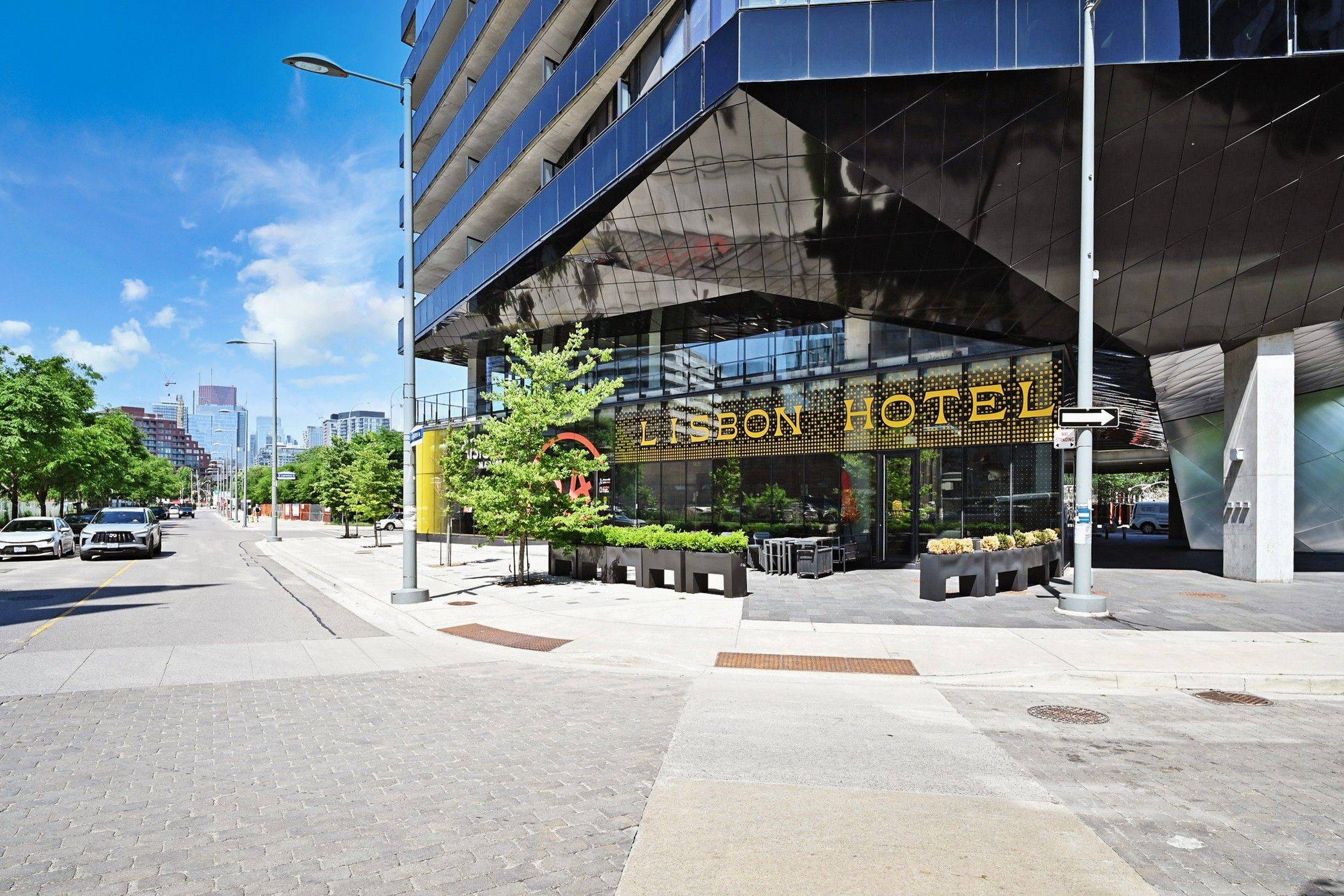 Toronto C08, ON M5A 0T4,21 Lawren Harris SQ #1213