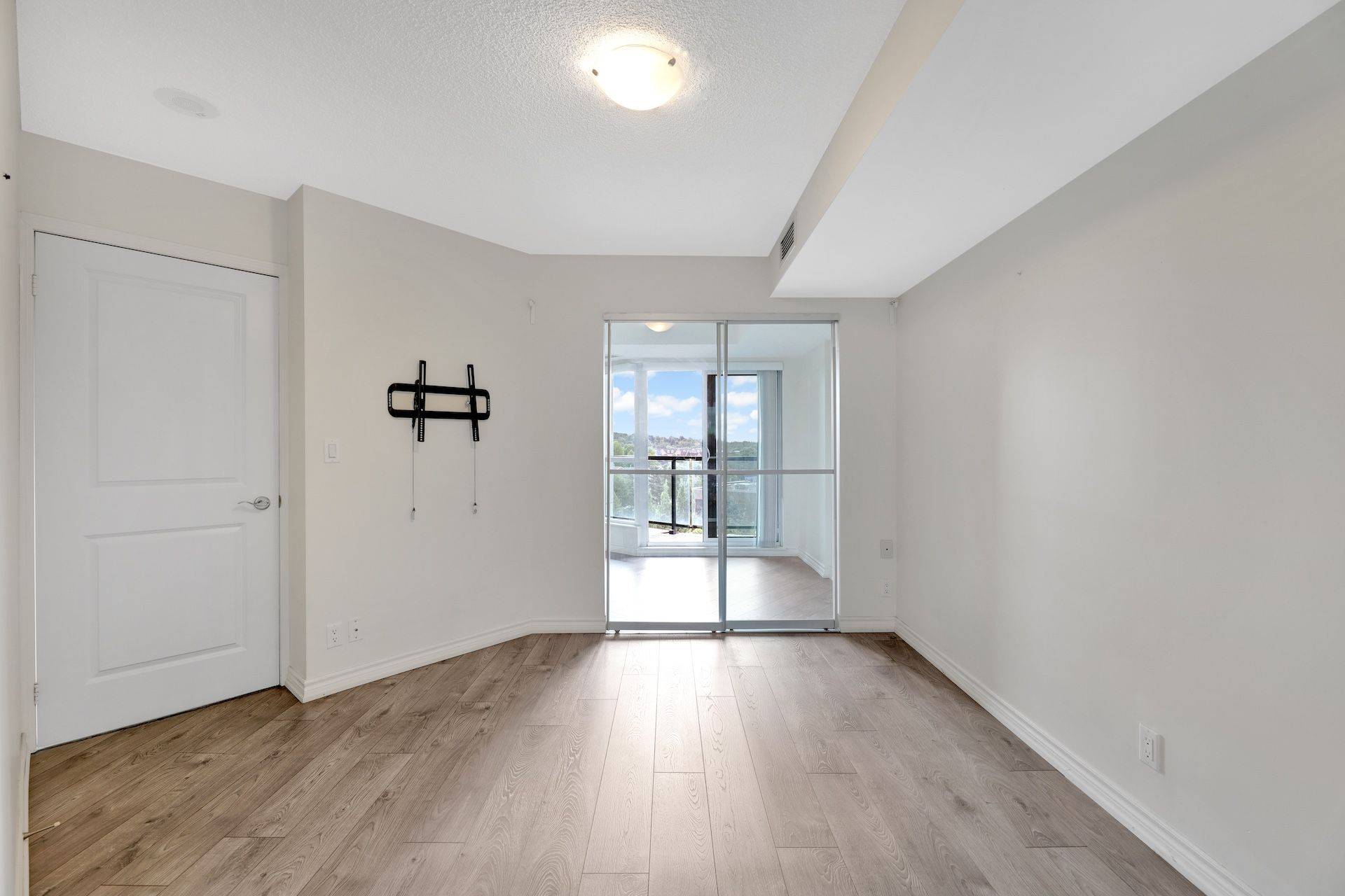Richmond Hill, ON L4C 0T3,18 Harding BLVD #514
