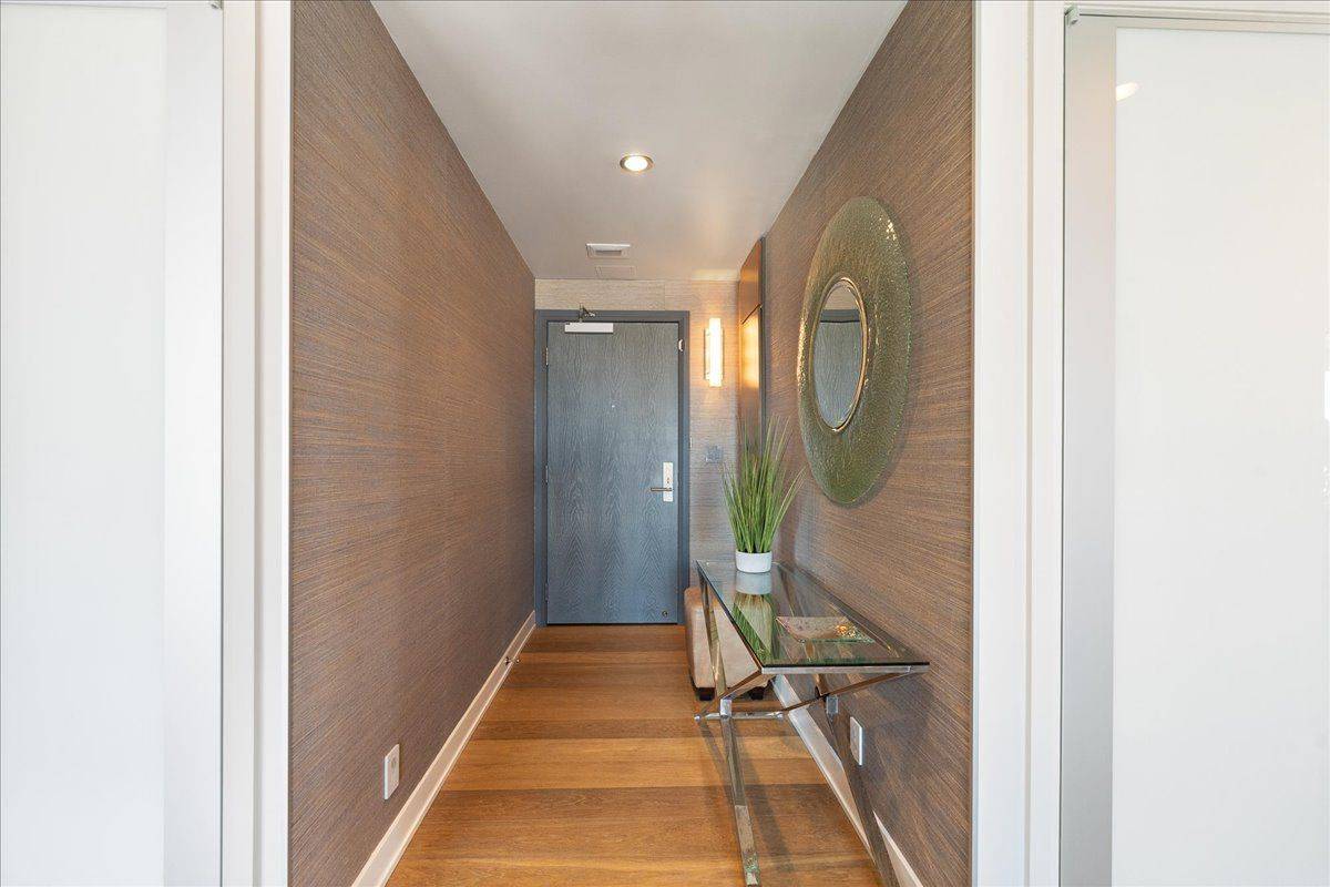 Ottawa Centre, ON K1R 0B3,428 Sparks ST #1006