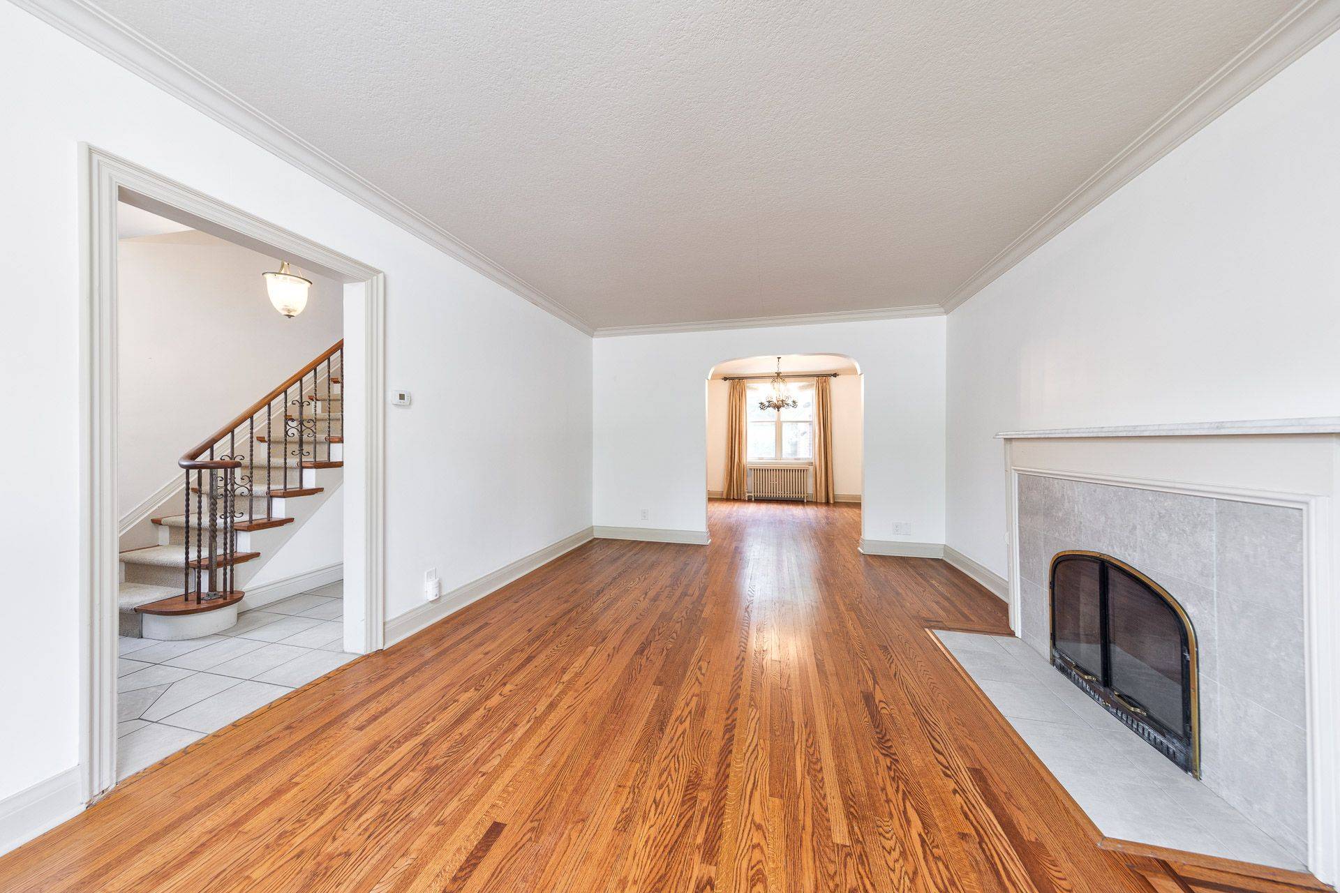 Toronto C11, ON M4G 2R3,425 Broadway AVE